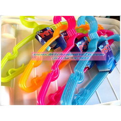 P06367 ไม้แขวนเสื้อผู้ใหญ่ สีใส สวย แพค 5 อัน (ราคาส่งต่อ 1 มัด: 4 ลัง: ลังละ 24 แพค:ลังละ440 บ)