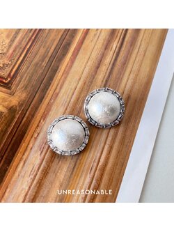 ต่างหู สีมุก Big Pearl Stud Earrings ต่างหูคลิป ต่างหูก้านเงินแท้ UA0987-01 Unreasonable Accessories