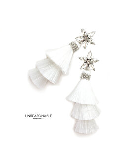 ต่างหูพู่ 3 ชั้น สีขาว ต่างหูคลิป ต่างหูก้านเงินแท้ UA0481-05 Unreasonable Accessories