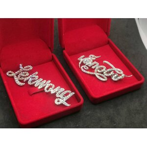 เข็มกลัดอักษรฝังพลอย