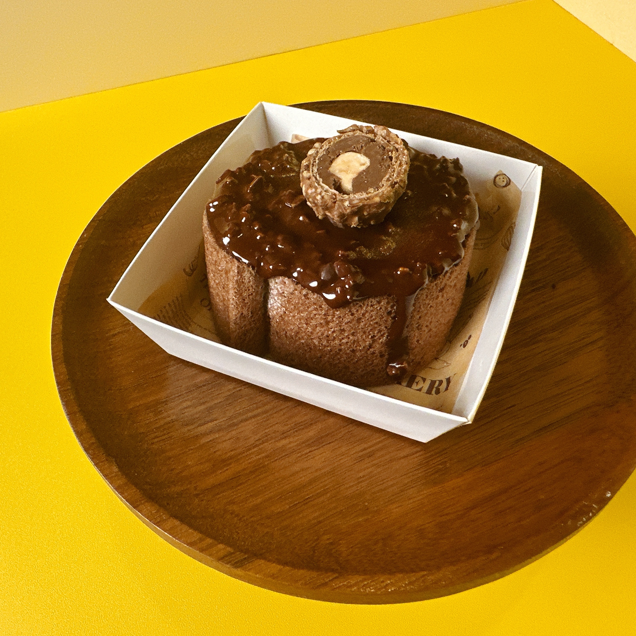 เค้กโรลชอคโกแลตราดด้วยซอสชอคโกแลตถั่วอัลมอนด์ตกแต่งด้วยเฟอเรโร่ เค้กนุ่มมาก อร่อยลงตัวมากๆ