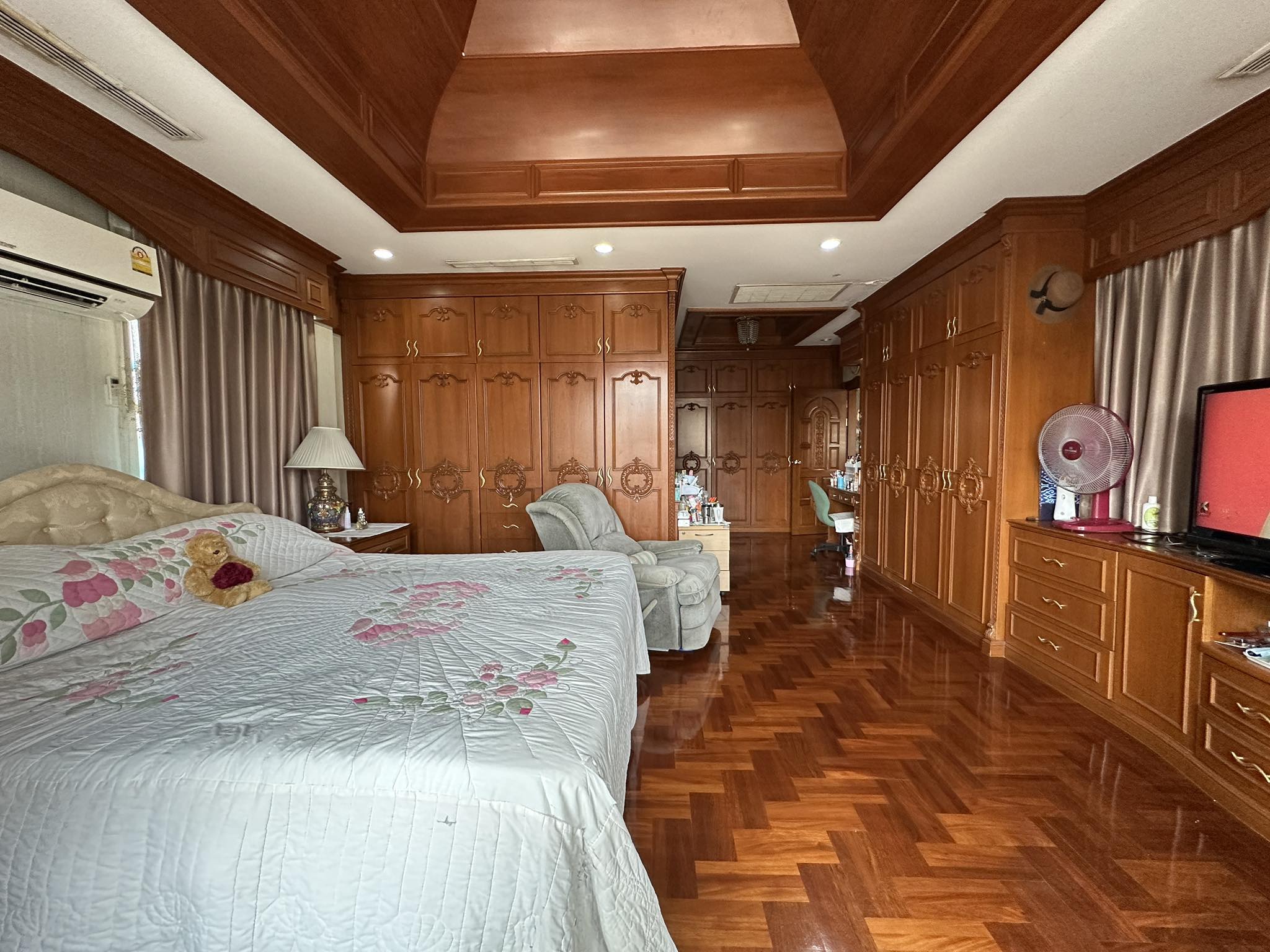 บ้านเดี่ยว ลดาวัลย์ ลากูน รังสิต ปทุมธาณี : Baan Ladawan Lakoon Rangsit คฤหาสน์เศรษฐี รอบล้อมด้วยเลคลากูน บ้านสวยพร้อมอยู่ บิวอินด้วยงานไม้สักทั้งหลัง พื้นที่ใช้สอยกว้างขวาง ตัวบ้านหันหน้าไปทางทิศใต้ ถนนกว้าง หลังบ้านวิวธรรมชาติร่มรื่นเงียบสงบ มีความเป็นส