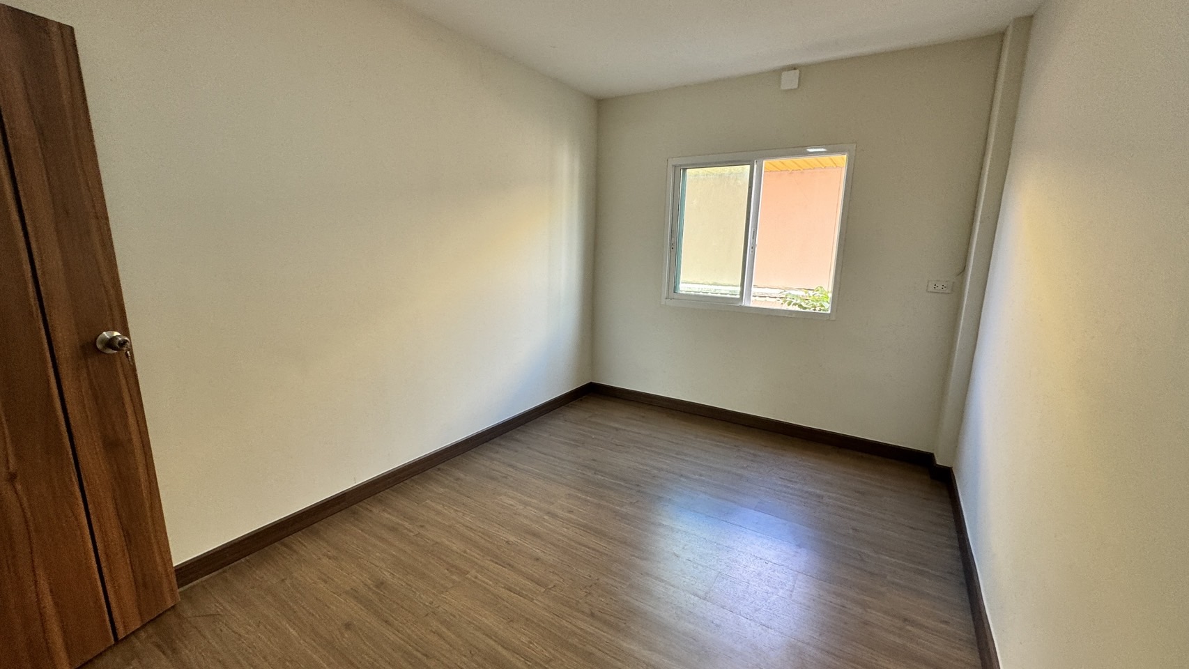 ให้เช่า/ขายอาคารพาณิชย์ตึกใหม่ (ไม่เคยอยู่) 3 ชั้น สไตล์ทาวน์โฮม ลำลูกกาคลอง 4 รังสิต ปทุมธานี ตัวอาคารเย็นสบาย - ขนาด 22.3 ตร.วา กว้าง 4 เมตร ลึก 18 เมตร - 4 ห้องนอน 3 ห้องน้ำ