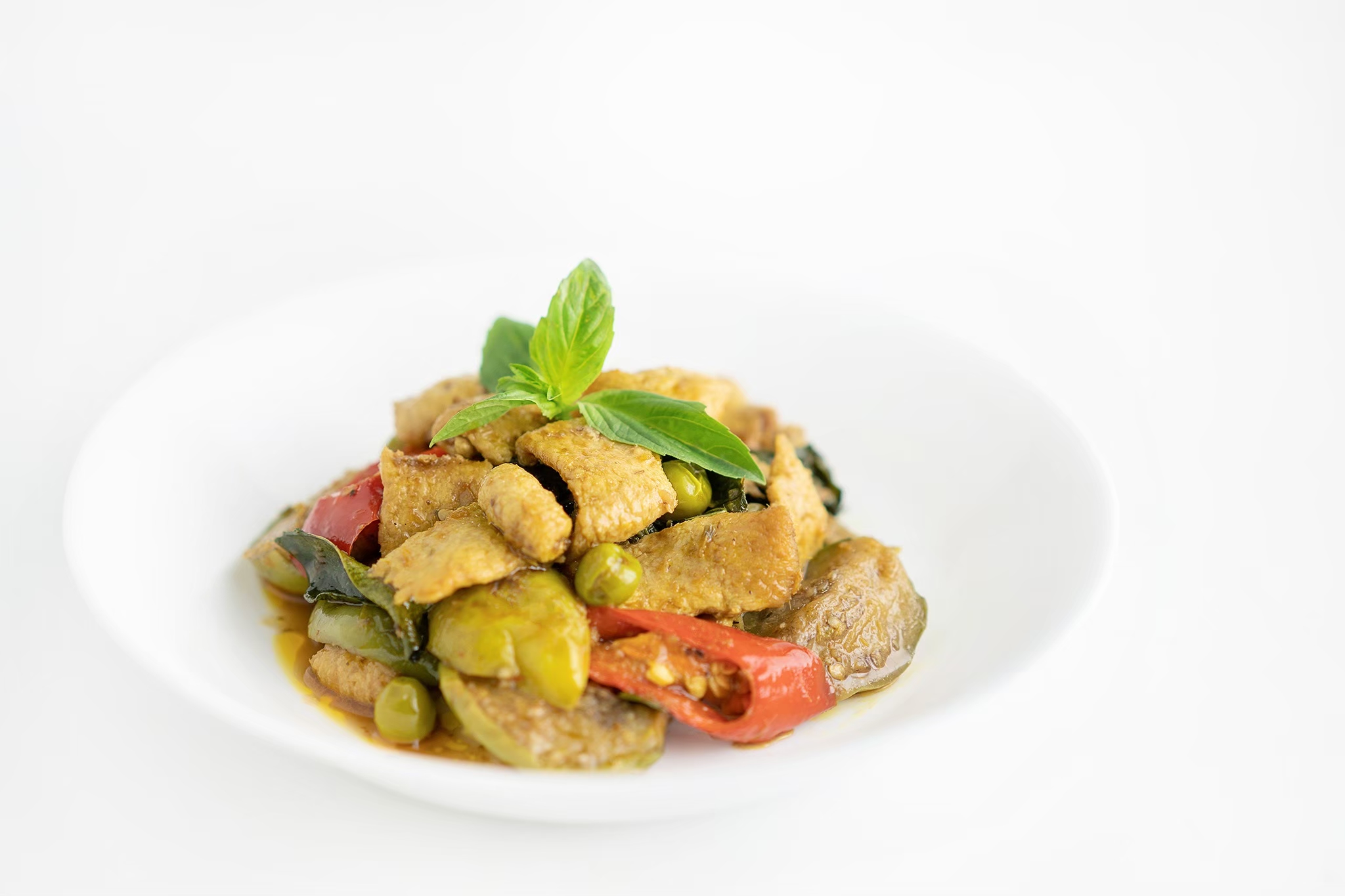 ผัดเขียวหวานไก่เจ (Stir fried vegan chickenless with green curry paste)