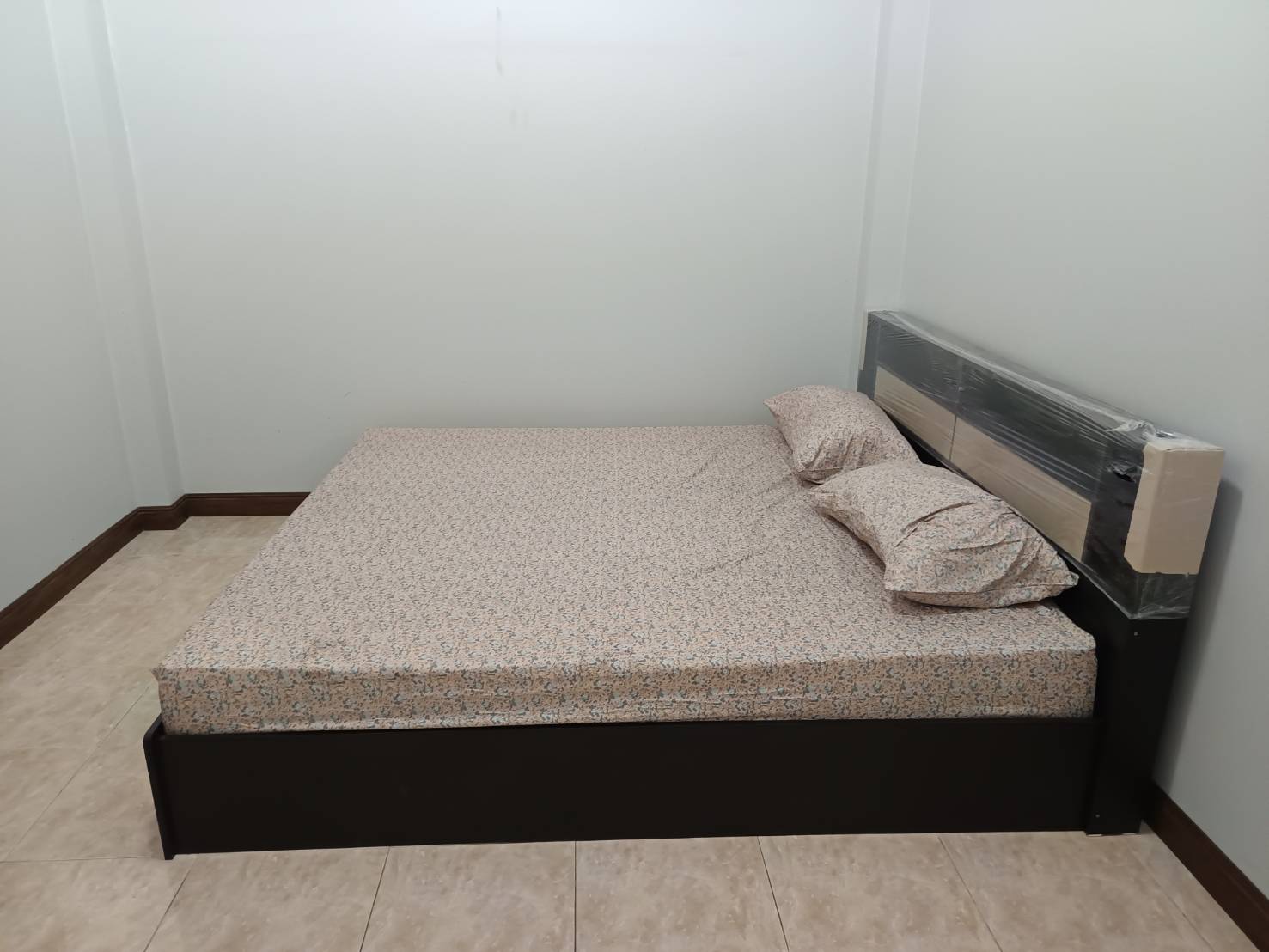 ขายบ้านเดี่ยว พฤกษาแลนด์ หนองชาก บ้านบึง ชลบุรี ราคาดีที่สุดในย่านนี้! เพียง 2.99 ล้านบาท บนพื้นที่กว้างขวางถึง 93.4 ตร.ว. ขนาด 2 ห้องนอน 2 ห้องน้ำ พร้อมห้องครัว ห้องทานข้าว และห้องรับแขก แถมเฟอร์นิเจอร์และแอร์ 2 เครื่อง จอดรถสบายๆ ได้ถึง 7 คัน! (ในบ้าน 4