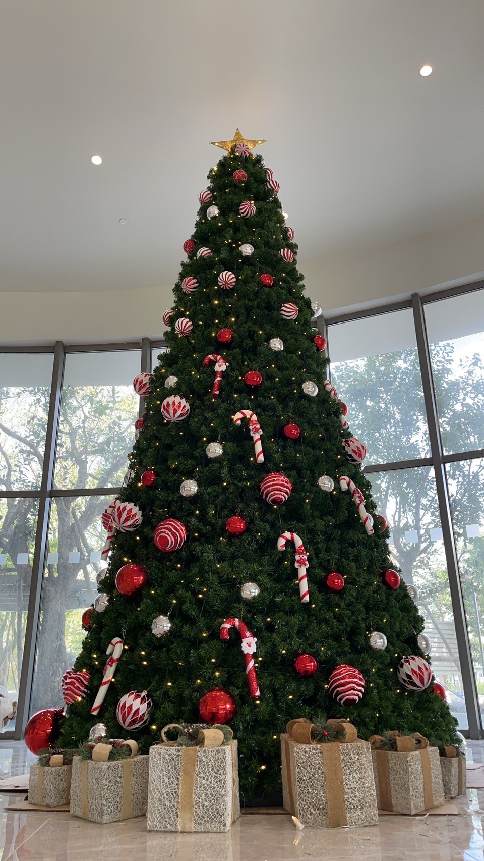 ลูกบอลคริสต์มาสสีขาวแดงลายขวาง 15 ซม.