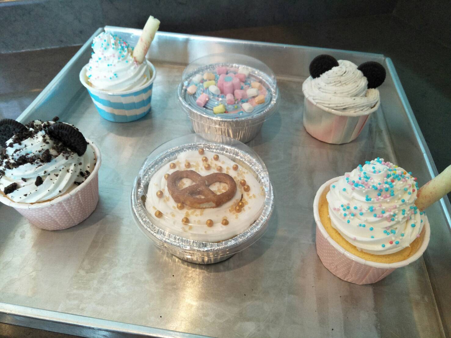 เค้กวันเกิด เซ็ทปาร์ตี้แฮปปี้เบิร์ดเดย์คัพเค้ก ตกแต่งด้วยบัตเตอร์ครีม ออกแบบตามสไตล์ที่ลูกค้าสั่ง จำนวน 4ถ้วย