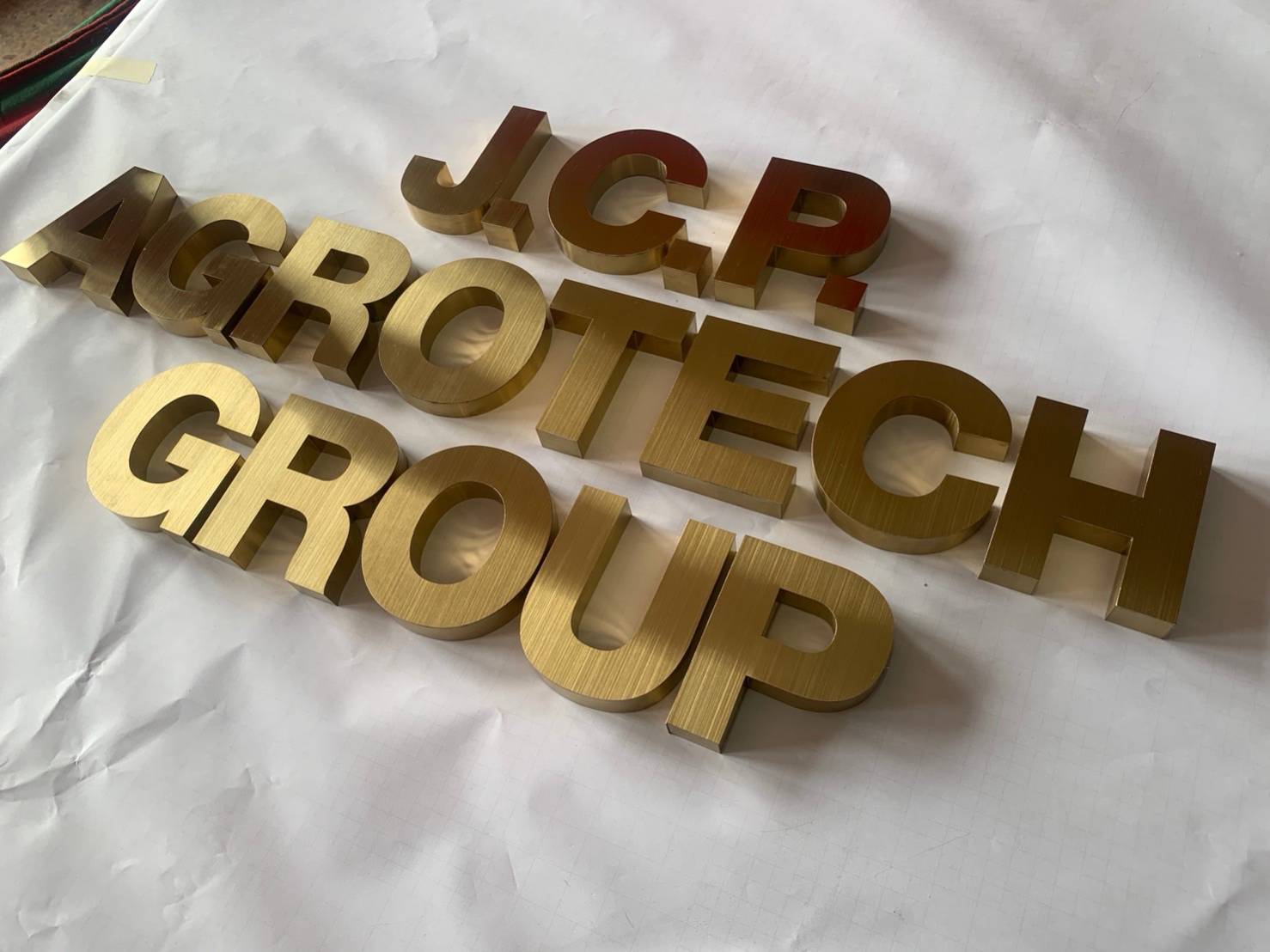 อักษรสแตนเลสหน้าทองแฮร์ไลน์ ยกขอบ 2cm (กั้นหลัง)