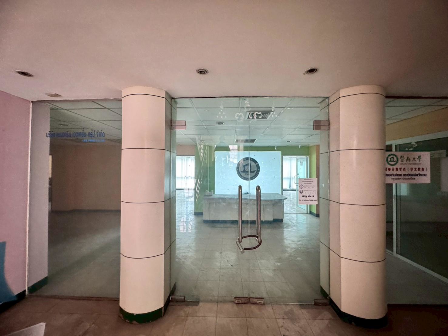 ให้เช่าพื้นที่สำนักงาน ชั้น 3 อาคารโล่งสวย เหมาะทำธุรกิจ ติดถนนรามคำแหง (N.1921)