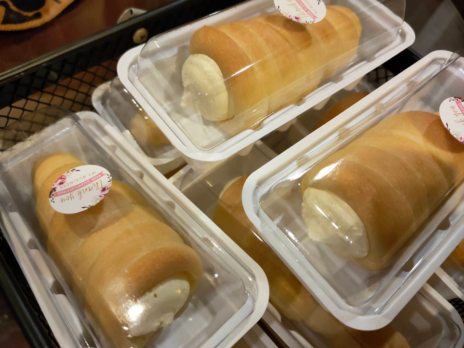 ขนมปังครีมฮอร์น ขนมปังก้นหอยนุ่มๆ สอดไส้บัตเตอร์ครีมหอมอร่อย