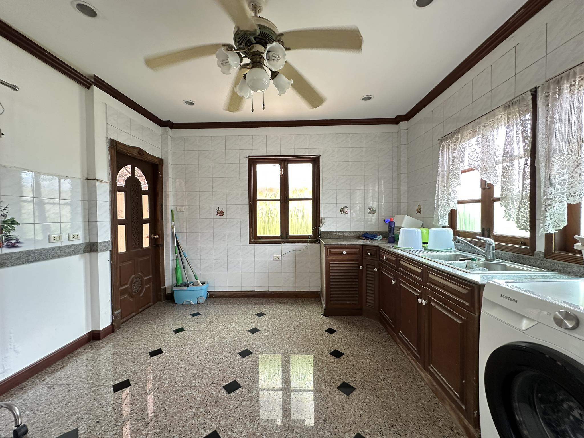 บ้านเดี่ยว ลดาวัลย์ ลากูน รังสิต ปทุมธาณี : Baan Ladawan Lakoon Rangsit คฤหาสน์เศรษฐี รอบล้อมด้วยเลคลากูน บ้านสวยพร้อมอยู่ บิวอินด้วยงานไม้สักทั้งหลัง พื้นที่ใช้สอยกว้างขวาง ตัวบ้านหันหน้าไปทางทิศใต้ ถนนกว้าง หลังบ้านวิวธรรมชาติร่มรื่นเงียบสงบ มีความเป็นส