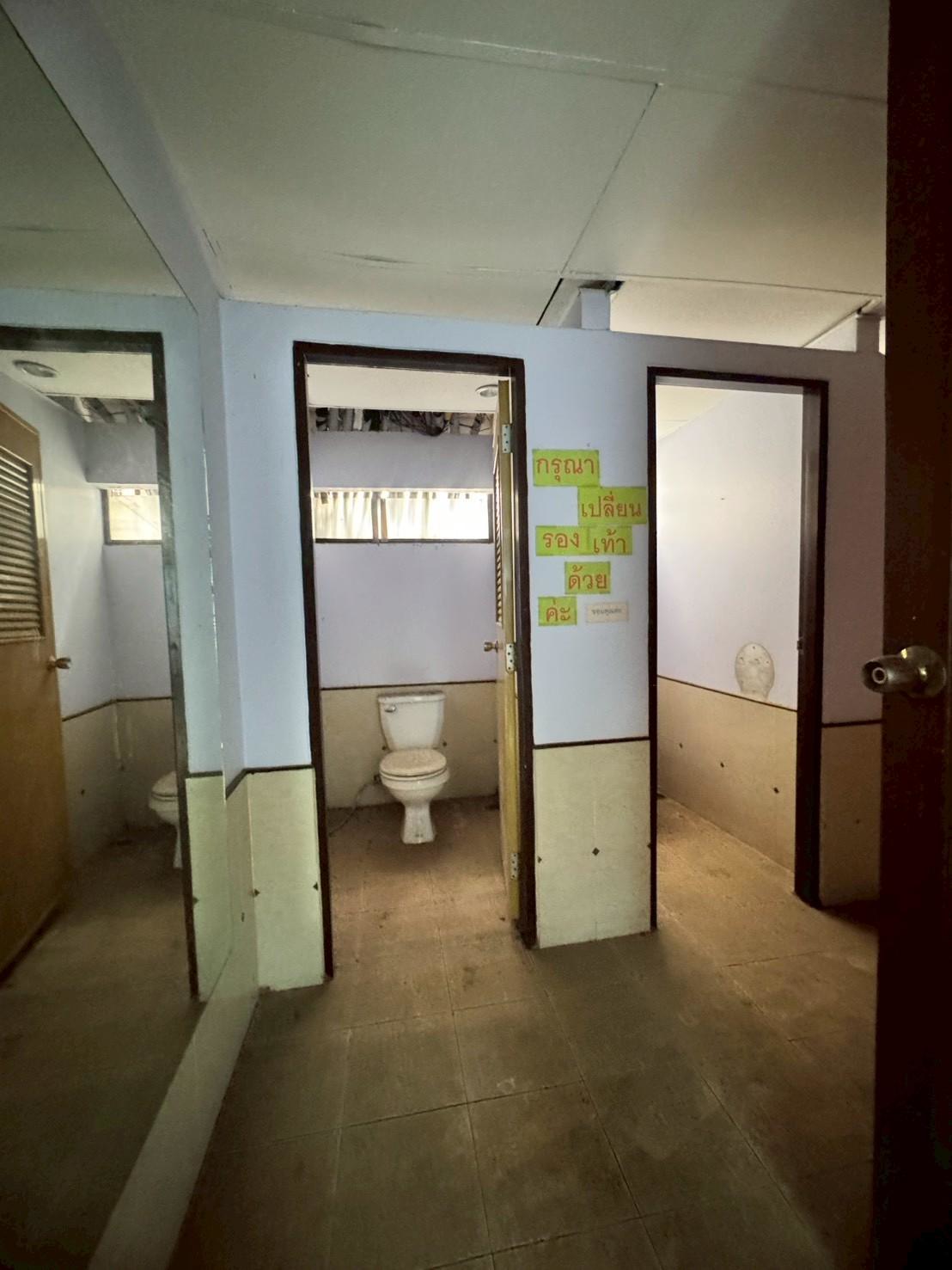 ให้เช่าพื้นที่สำนักงาน ชั้น 1 และชั้นลอย อาคารโล่งสวย ติดถนนรามคำแหง (N.1920)