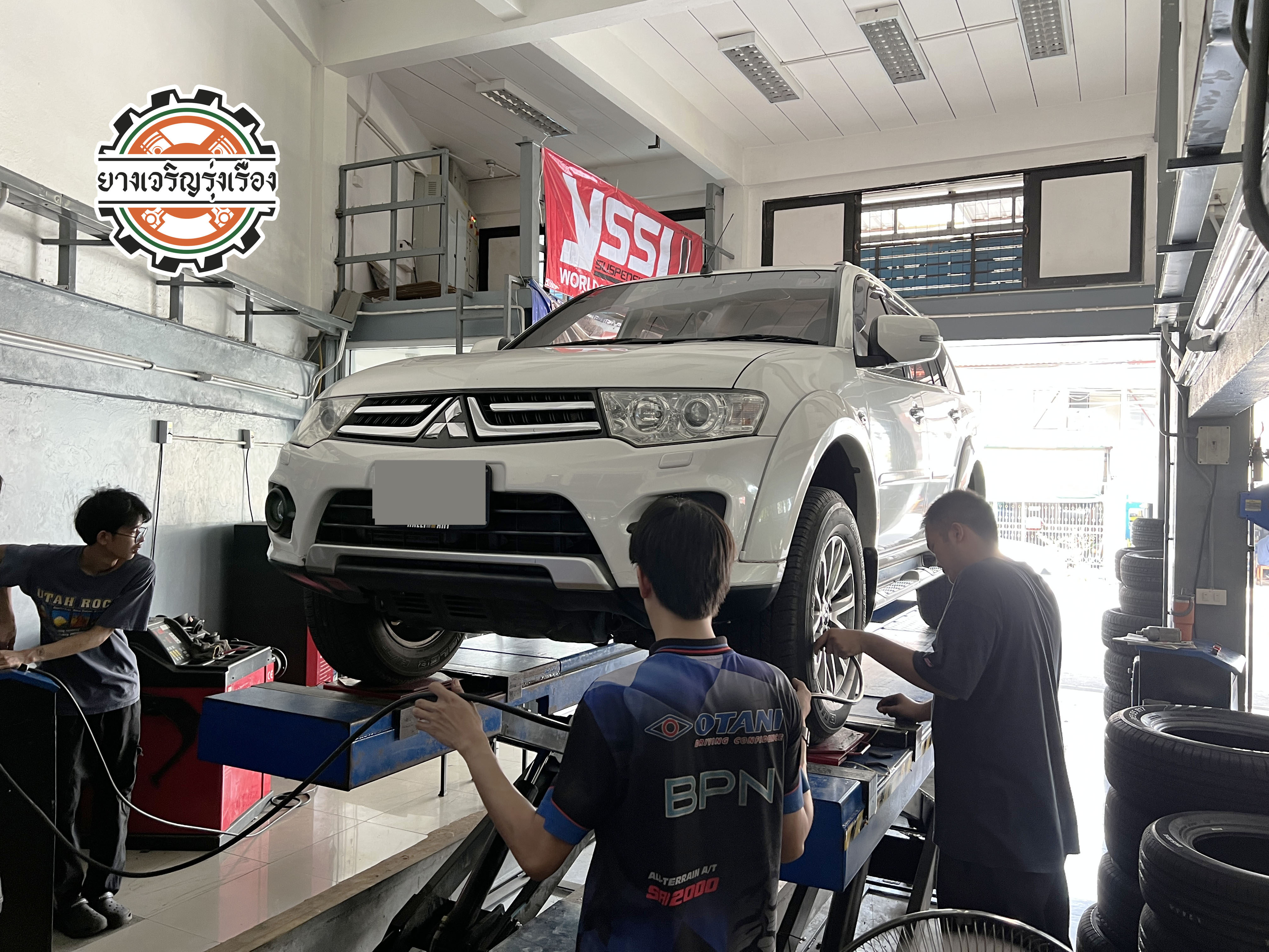 MITSUBISHI PAJERO เข้ารับบริการอัพเกรดช่วงล่าง แก้ไขอาการย้วยโยนด้านท้าย อาการประจำรถยนต์รุ่นนี้ พร้อมบริการตั้งศูนย์ตามสูตรร้านยางเจริญรุ่งเรือง วิ่งตรง ขับง่ายสบายมือ ไม่ปวดไหล่ เมื่อยหลัง [+] YSS DTG กระบอกเหลือง เซ็ทโช๊คอัพ หน้า/หลัง = 10,900 บาท ล้อเดิม ยางเดิม ก็ขับสนุกได้ [+] พร้อมบริการติดตั้ง + Set up ให้เหมาะกับยาง [+] ขับสนุกด้วยบริการ ตั้งศูนย์ละเอียดให้เหมาะกับการใช้งานและลักษณะของช่วงล่าง --------------------------------- โทร : 08-6544-5963 บุ๊ก และทีมงาน ยินดีต้อนรับครับ 𝙊𝙪𝙧 𝙎𝙚𝙧𝙫𝙞𝙘𝙚 บริการทางร้าน เรารับทำอะไรบ้าง 🔧 ติดตั้งยางแบบไร้รอย 100% 🔧 บริการสลับยาง ตามอายุ 🔧 มียางรถยนต์ทุกยี่ห้อให้เลือกซื้อ 🔧 เช็คช่วงล่าง แก้ปัญหาให้ตรงจุด 🔧 บริการล้างลิ้นปีกผีเสื้อ 🔧 บริการเช็คระยะรถยนต์ 🔧 เปลี่ยนถ่ายของเหลวทั้งระบบ 🔧 ตั้งศูนย์ด้วยเครื่อง HUNTER นำเข้าจาก USA #รถยนต์มีปัญหาไม่รู้ต้องแก้ตรงไหน ทางเรายินดี ตรวจหาปัญหาและหาวิธีแก้ บอกลูกค้าก่อนลงมือทำเสมอราคาเป็นธรรมไม่เอาเปรียบ สบายใจคุณลูกค้า ---------------------------------- ดูแลให้คำปรึกษาทุกปัญหาคาใจ ไม่ทิ้งลูกค้า มีบริการหลังการขาย 【ให้ผู้เชี่ยวชาญของเรา ดูแลรถคุณ】 ร้านยางเจริญรุ่งเรือง ยินดีต้อนรับครับ ---------------------------------- #โช๊คอัพรถยนต์ #monroe #yss #kayaba #profender #ร้านยางเจริญรุ่งเรือง #นนทบุรี #งามวงศ์วาน #amsfix #บริการช่วงล่างรถยนต์ #ซ่อมบำรุงช่วงล่าง #เซทอัพโช๊คอัพรถยนต์