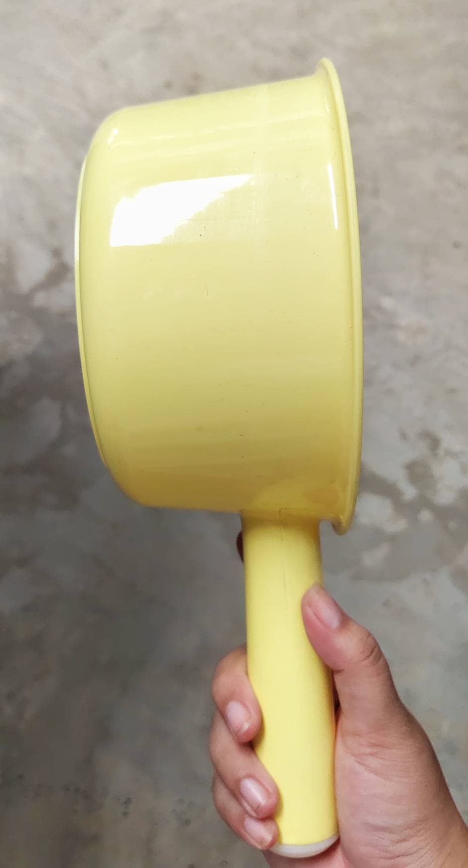 ขันน้ำพาสติก ขันตักน้ำ มีด้ามจับ สีหวานสีสวย ขันอาบน้ำ คละสี