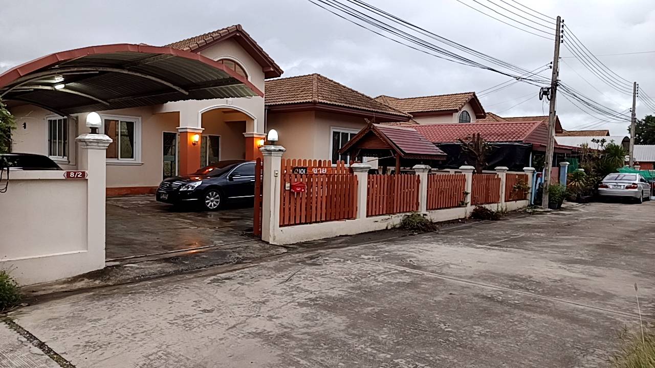 ขายบ้านเดี่ยว พฤกษาแลนด์ หนองชาก บ้านบึง ชลบุรี ราคาดีที่สุดในย่านนี้! เพียง 2.99 ล้านบาท บนพื้นที่กว้างขวางถึง 93.4 ตร.ว. ขนาด 2 ห้องนอน 2 ห้องน้ำ พร้อมห้องครัว ห้องทานข้าว และห้องรับแขก แถมเฟอร์นิเจอร์และแอร์ 2 เครื่อง จอดรถสบายๆ ได้ถึง 7 คัน! (ในบ้าน 4