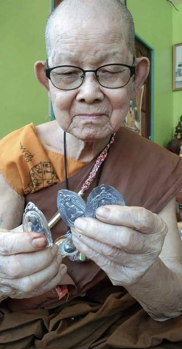 เหรียญเสมา พลิกแผ่นดิน ❇เนื้อทองเหลืองกะไหล่ทองลงยา. เลข5. สร้าง 98เหรียญ. (หลวงปู่สิงห์โต สำนักสงฆ์ป่าทรงธรรม)