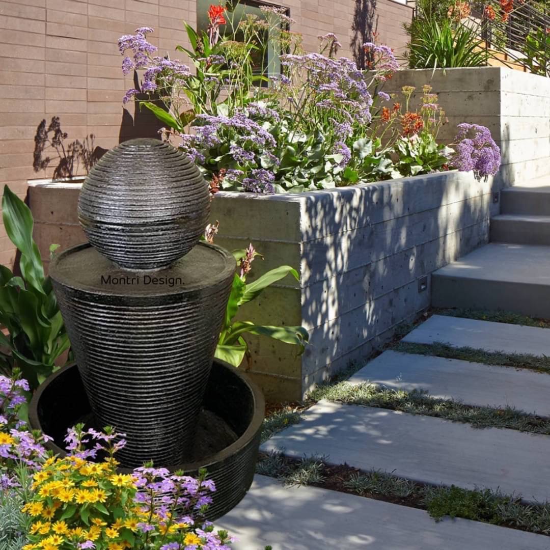 น้ำล้นลูกบอลทรงกลม ฐานตั้งเป็นทรงกรวย ขนาด สูง 93 cm. กว้าง 63 cm. น้ำพูเสริมฮวงจุ้ย