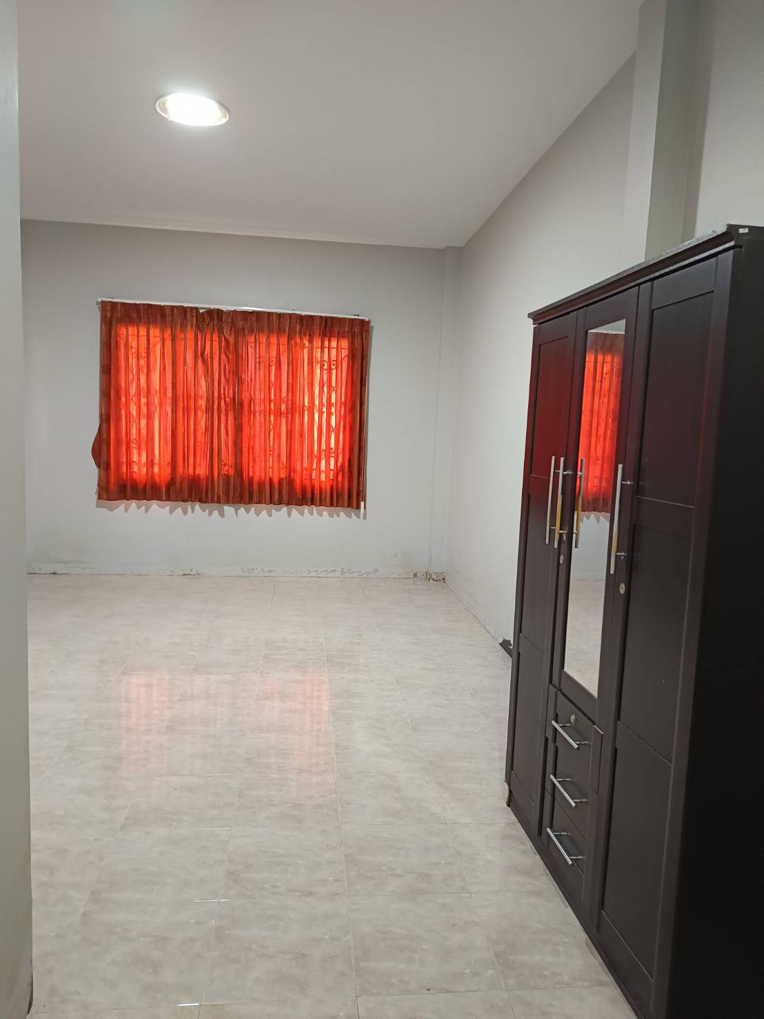 ขายบ้านเดี่ยว พฤกษาแลนด์ หนองชาก บ้านบึง ชลบุรี ราคาดีที่สุดในย่านนี้! เพียง 2.99 ล้านบาท บนพื้นที่กว้างขวางถึง 93.4 ตร.ว. ขนาด 2 ห้องนอน 2 ห้องน้ำ พร้อมห้องครัว ห้องทานข้าว และห้องรับแขก แถมเฟอร์นิเจอร์และแอร์ 2 เครื่อง จอดรถสบายๆ ได้ถึง 7 คัน! (ในบ้าน 4