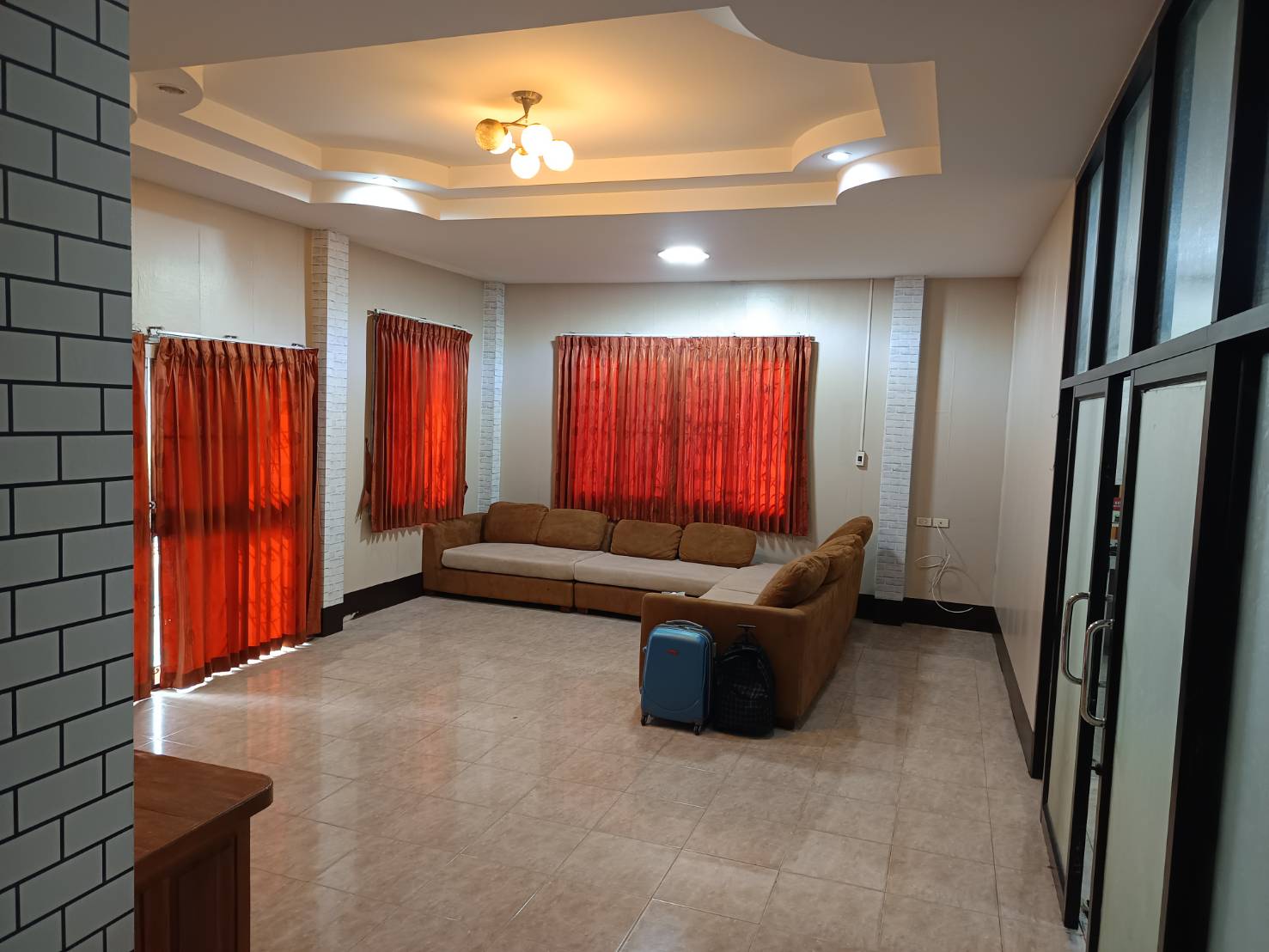 ขายบ้านเดี่ยว พฤกษาแลนด์ หนองชาก บ้านบึง ชลบุรี ราคาดีที่สุดในย่านนี้! เพียง 2.99 ล้านบาท บนพื้นที่กว้างขวางถึง 93.4 ตร.ว. ขนาด 2 ห้องนอน 2 ห้องน้ำ พร้อมห้องครัว ห้องทานข้าว และห้องรับแขก แถมเฟอร์นิเจอร์และแอร์ 2 เครื่อง จอดรถสบายๆ ได้ถึง 7 คัน! (ในบ้าน 4