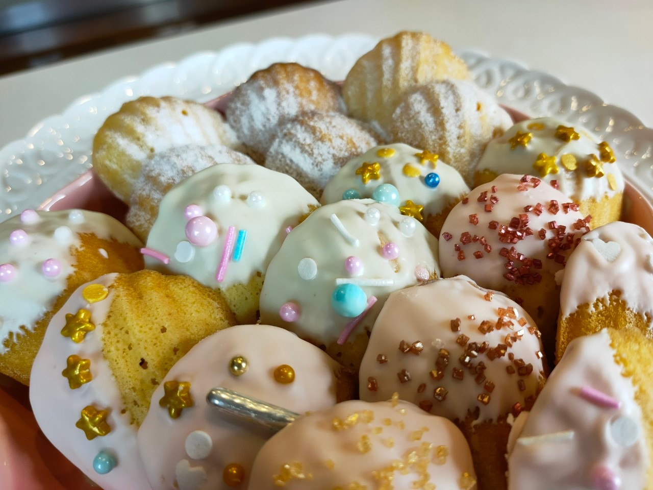 มาเดอลีนรสออริจินัล ทำจากเนยสดแท้ เคลือบตกแต่งด้วยชอคโกแลตและไวท์ชอคโกแลต ตกแต่งสปริงเคิล ราคาต่อชิ้น