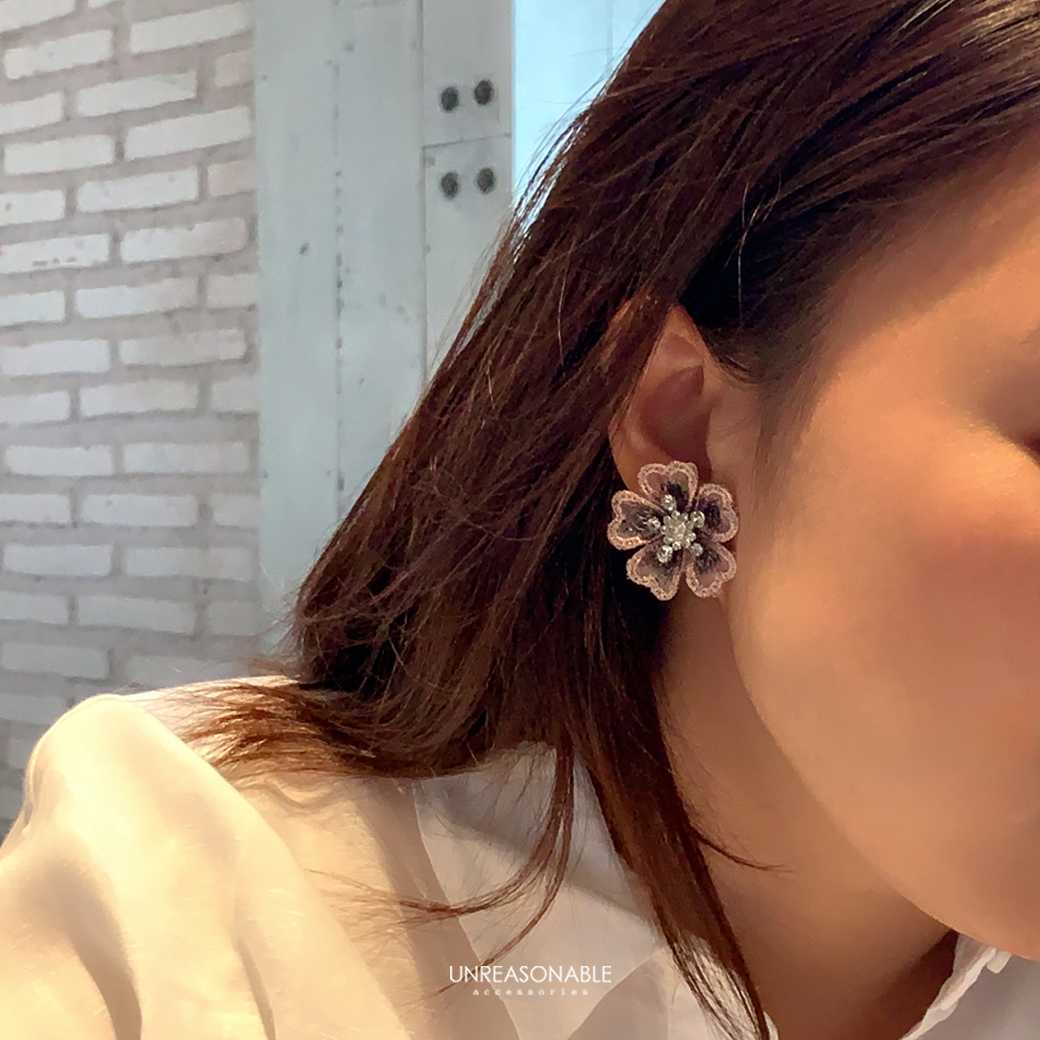 ต่างหูดอกไม้ สีชมพู ต่างหูคลิป ต่างหูก้านเงินแท้ น้ำหนักเบา สวยใส่สบาย UA0653-03 Unreasonable Accessories