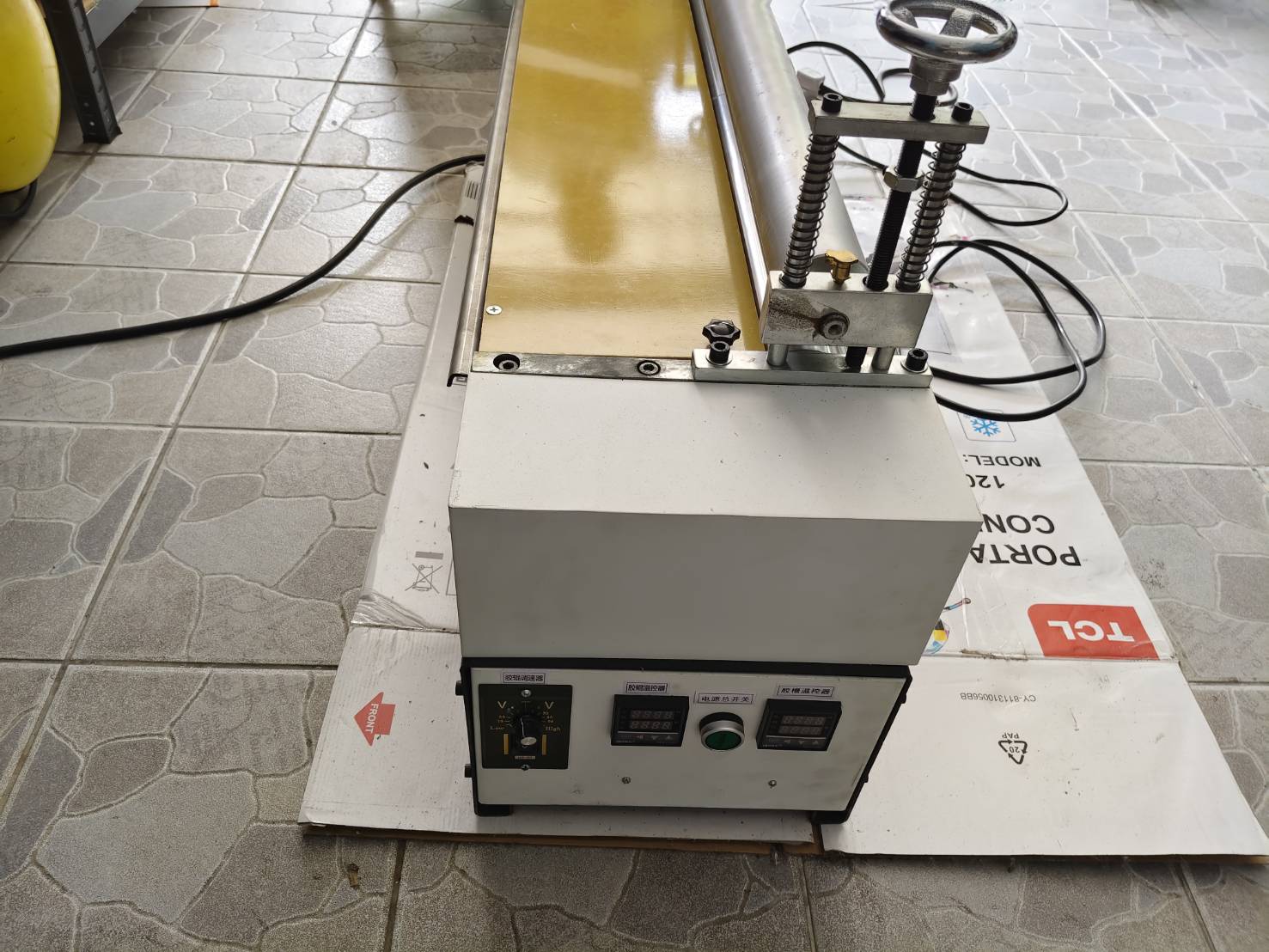 เครื่องทากาวร้อน Hot melt glue machine ตั้งโต๊ะ หน้ากว้าง 60ซม.