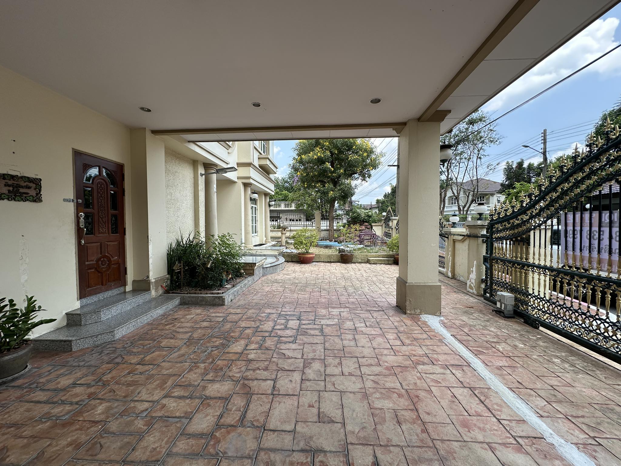 บ้านเดี่ยว ลดาวัลย์ ลากูน รังสิต ปทุมธาณี : Baan Ladawan Lakoon Rangsit คฤหาสน์เศรษฐี รอบล้อมด้วยเลคลากูน บ้านสวยพร้อมอยู่ บิวอินด้วยงานไม้สักทั้งหลัง พื้นที่ใช้สอยกว้างขวาง ตัวบ้านหันหน้าไปทางทิศใต้ ถนนกว้าง หลังบ้านวิวธรรมชาติร่มรื่นเงียบสงบ มีความเป็นส