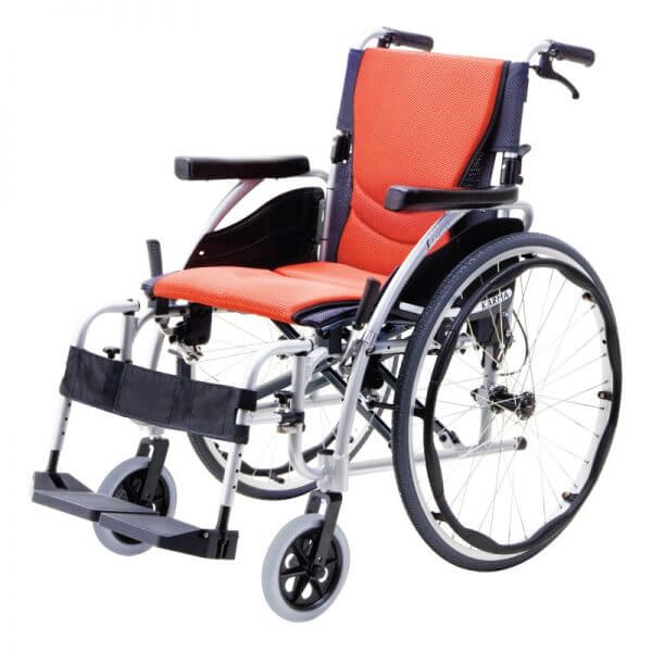 รถเข็นอลูมินัมอัลลอยด์คาร์ม่า รุ่น S-Ergo 125 (WheelChair KARMA S-Ergo 125) ถอดชิ้นส่วนได้ ที่วางแขนยกเปิดขึ้นได้ สะดวกต่อการขนย้าย เคลื่อนย้ายผู้ใช้งานสะดวก นั่งสบาย