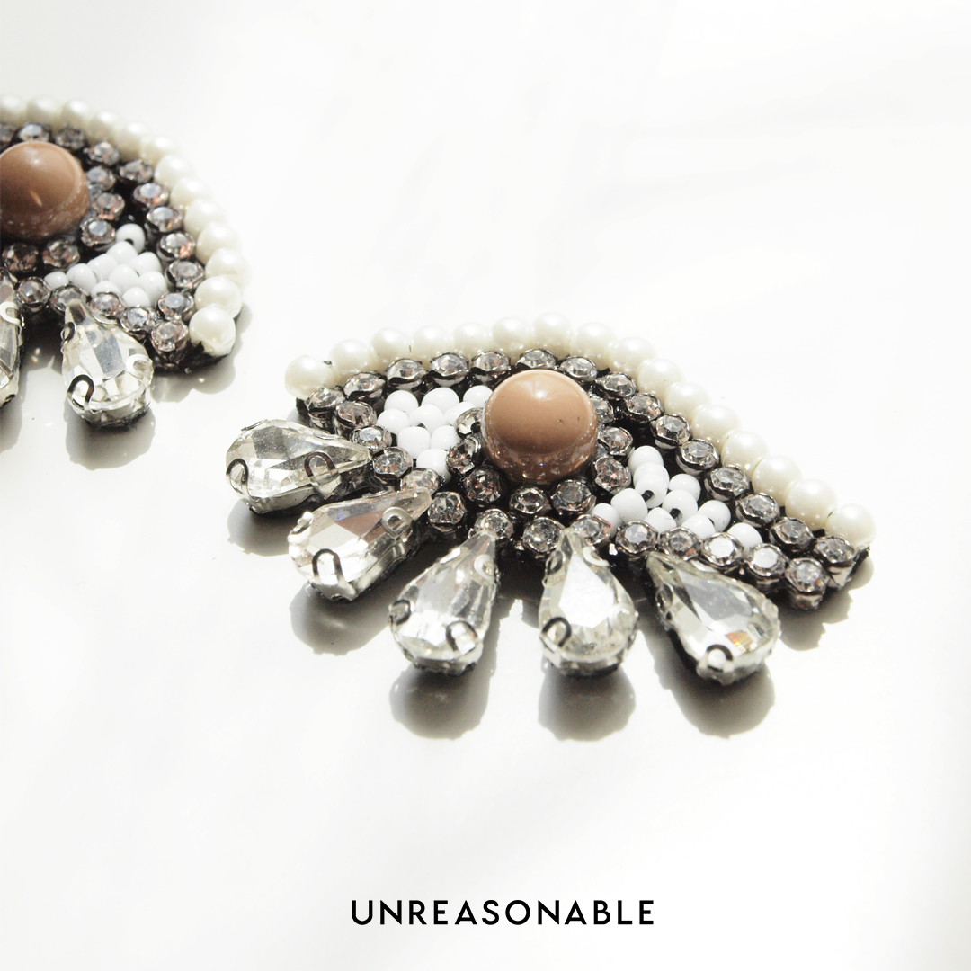 ต่างหูรูปดวงตา สีนูด ต่างหูคลิป ต่างหูก้านเงินแท้ น้ำหนักเบา UA0891-02 Unreasonable Accessories