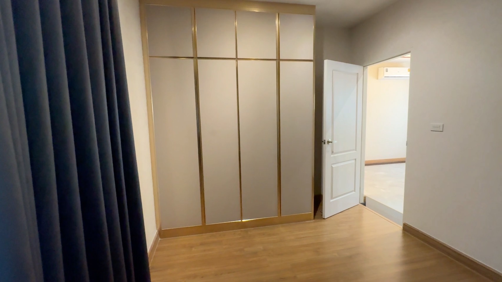 ขาย บ้านเดี่ยว 2 ชั้น พื้นที่ 55.8 ตร.ว. Centro bangna Wongwaen (หมู่บ้านเซนโทร บางนา-วงแหวน) ทำเลศักยภาพ: ตั้งอยู่ในซอยเฉลิมพระเกียรติ 30 เชื่อมต่อถนนศรีนครินทร์ บางนา และวงแหวนกาญจนาฯ ใกล้ทางด่วนบูรพาวิถี สะดวกในการเดินทางทั้งเข้าเมืองและออกนอกเมือง