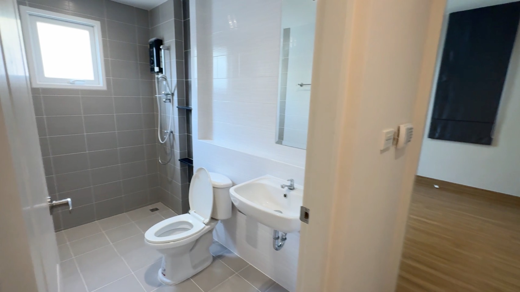 ขาย บ้านเดี่ยว 2 ชั้น พื้นที่ 55.8 ตร.ว. Centro bangna Wongwaen (หมู่บ้านเซนโทร บางนา-วงแหวน) ทำเลศักยภาพ: ตั้งอยู่ในซอยเฉลิมพระเกียรติ 30 เชื่อมต่อถนนศรีนครินทร์ บางนา และวงแหวนกาญจนาฯ ใกล้ทางด่วนบูรพาวิถี สะดวกในการเดินทางทั้งเข้าเมืองและออกนอกเมือง