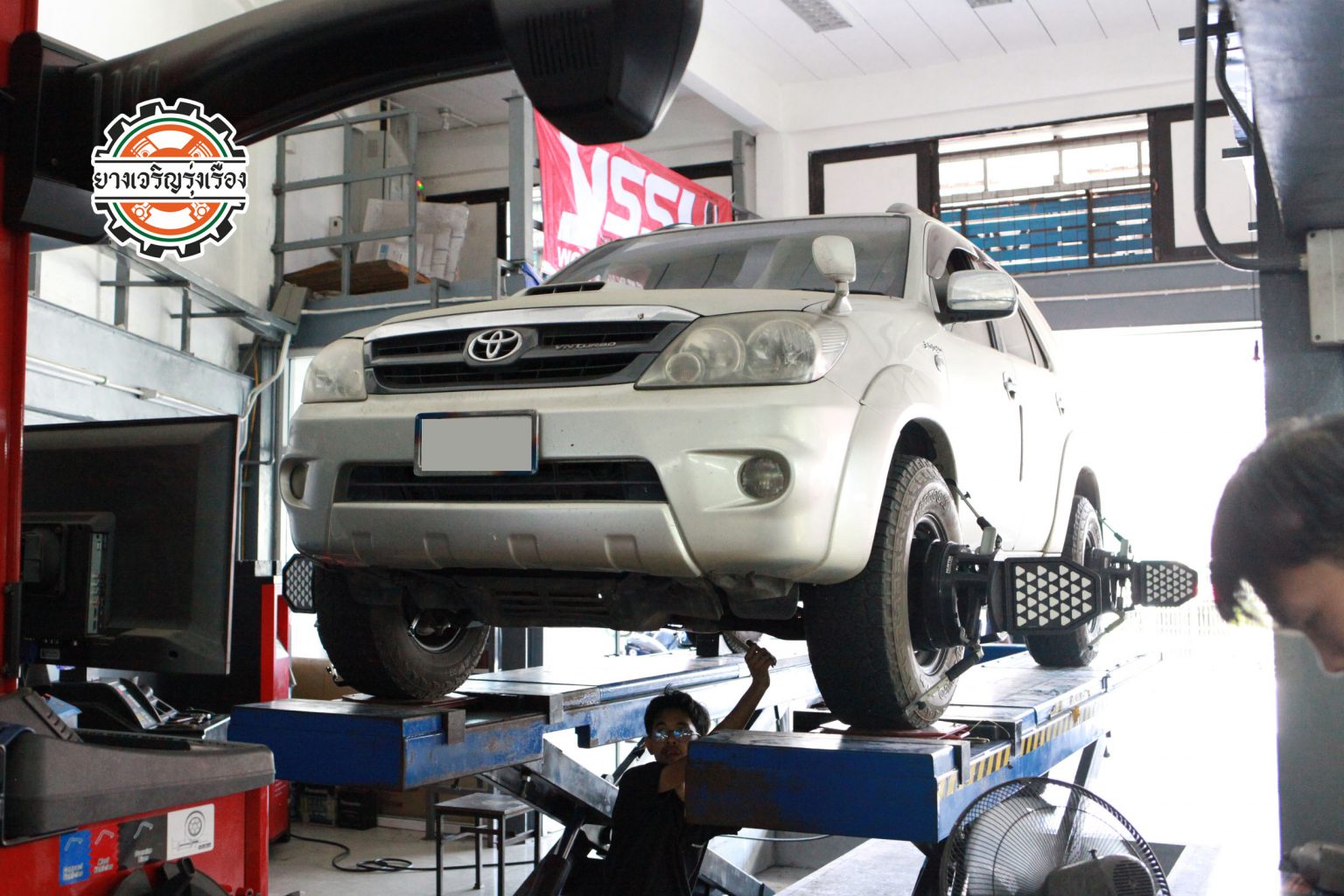 TOYOTA FORTUENR เข้ารับบริการเปลี่ยนโช๊คอัพใหม่ใช้งานแทนตัวเก่า เนื่องจากเสื่อมสภาพไม่ไหว จัดชุดคุ้ม มีวาล์วแปรผันในตัว ใช้ยาวๆ [+] YSS DTG กระบอกเหลือง เซ็ทโช๊คอัพ หน้า/หลัง = 10,900 บาท ล้อเดิม ยางเดิม ก็ขับสนุกได้ [+] พร้อมบริการติดตั้ง + Set up ให้เหมาะกับยาง [+] ขับสนุกด้วยบริการ ตั้งศูนย์ละเอียดให้เหมาะกับการใช้งานและลักษณะของช่วงล่าง ——————————— โทร : 08-6544-5963 บุ๊ก และทีมงาน ยินดีต้อนรับครับ 𝙊𝙪𝙧 𝙎𝙚𝙧𝙫𝙞𝙘𝙚 บริการทางร้าน เรารับทำอะไรบ้าง 🔧 ติดตั้งยางแบบไร้รอย 100% 🔧 บริการสลับยาง ตามอายุ 🔧 มียางรถยนต์ทุกยี่ห้อให้เลือกซื้อ 🔧 เช็คช่วงล่าง แก้ปัญหาให้ตรงจุด 🔧 บริการล้างลิ้นปีกผีเสื้อ 🔧 บริการเช็คระยะรถยนต์ 🔧 เปลี่ยนถ่ายของเหลวทั้งระบบ 🔧 ตั้งศูนย์ด้วยเครื่อง HUNTER นำเข้าจาก USA #รถยนต์มีปัญหาไม่รู้ต้องแก้ตรงไหน ทางเรายินดี ตรวจหาปัญหาและหาวิธีแก้ บอกลูกค้าก่อนลงมือทำเสมอราคาเป็นธรรมไม่เอาเปรียบ สบายใจคุณลูกค้า ———————————- ดูแลให้คำปรึกษาทุกปัญหาคาใจ ไม่ทิ้งลูกค้า มีบริการหลังการขาย 【ให้ผู้เชี่ยวชาญของเรา ดูแลรถคุณ】 ร้านยางเจริญรุ่งเรือง ยินดีต้อนรับครับ ———————————- #โช๊คอัพรถยนต์ #monroe #yss #kayaba #profender #ร้านยางเจริญรุ่งเรือง #นนทบุรี #งามวงศ์วาน #amsfix #บริการช่วงล่างรถยนต์ #ซ่อมบำรุงช่วงล่าง #เซทอัพโช๊คอัพรถยนต์