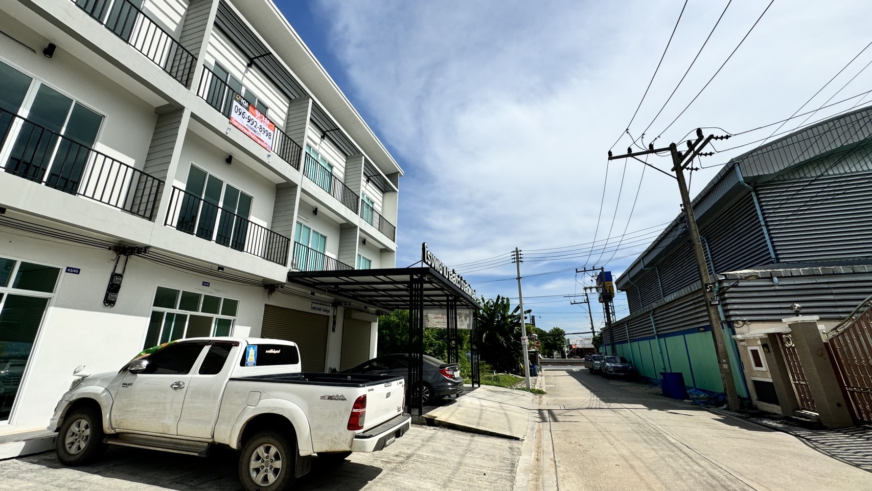 ให้เช่า/ขายอาคารพาณิชย์ตึกใหม่ (ไม่เคยอยู่) 3 ชั้น สไตล์ทาวน์โฮม ลำลูกกาคลอง 4 รังสิต ปทุมธานี ตัวอาคารเย็นสบาย - ขนาด 22.3 ตร.วา กว้าง 4 เมตร ลึก 18 เมตร - 4 ห้องนอน 3 ห้องน้ำ