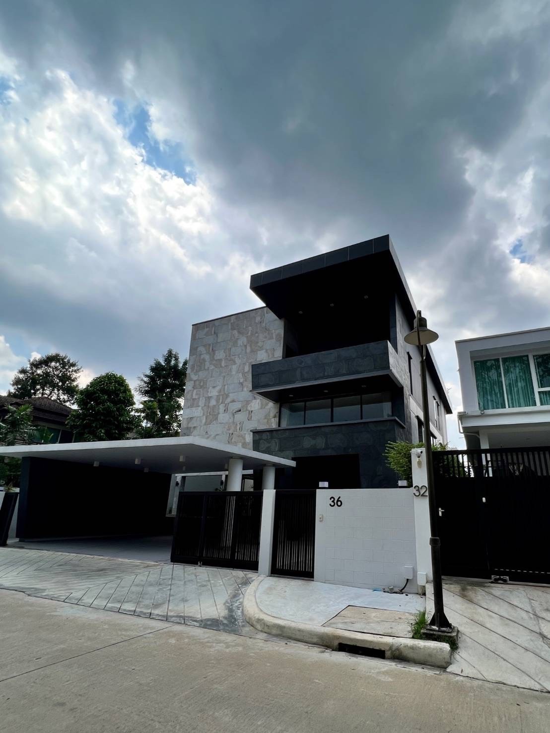 ขายบ้านเดี่ยว 3 ชั้นสร้างใหม่ สไตล์โมเดิร์น พร้อมเฟอร์นิเจอร์บิ้วอินทุกห้อง อยู่หมู่บ้านสารินปาร์ค ซอยรัชดา 66 ใกล้สี่แยกวงศ์สว่าง บางซื่อ