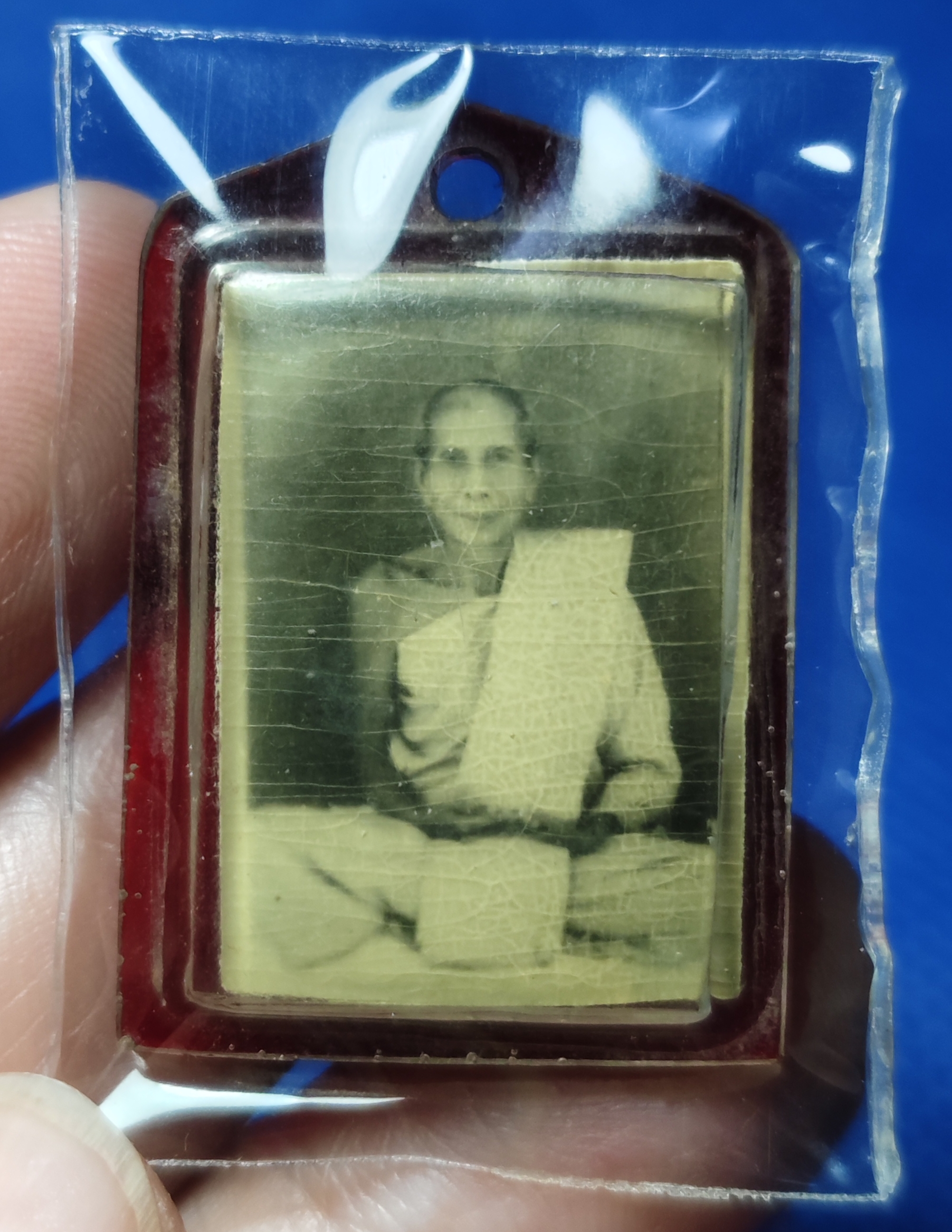 รูปถ่าย ขนาดห้อยคอ หลวงปู่ซุน วัดบ้านเสือโก้ก สร้างประมาณ ปี2500 ( มีรอยจาร ) สุดยอดเกจิ มหาสารคาม ((สายสำเร็จลุน))