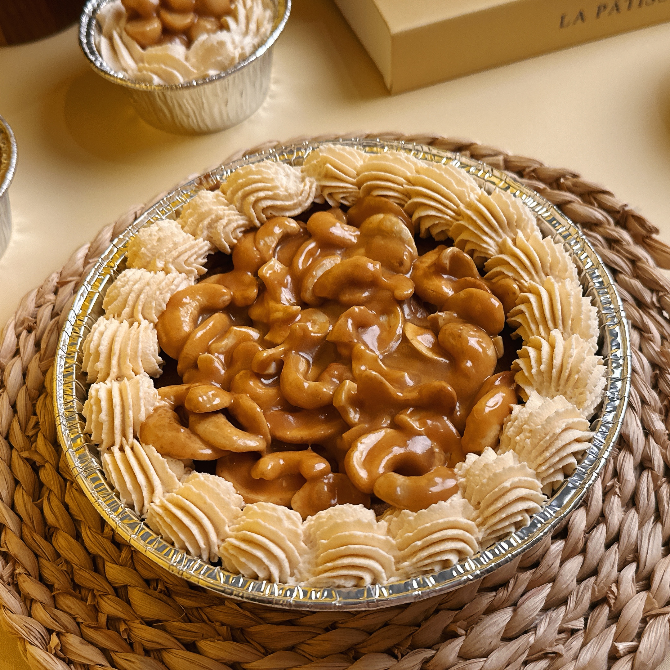 เค้กกาแฟครีมสดคาราเมลถั่ว หวานกำลังดี เนื้อเค้กนุ่มมาก (อัลมอนด์/ เม็ดมะม่วงหิมพานต์)