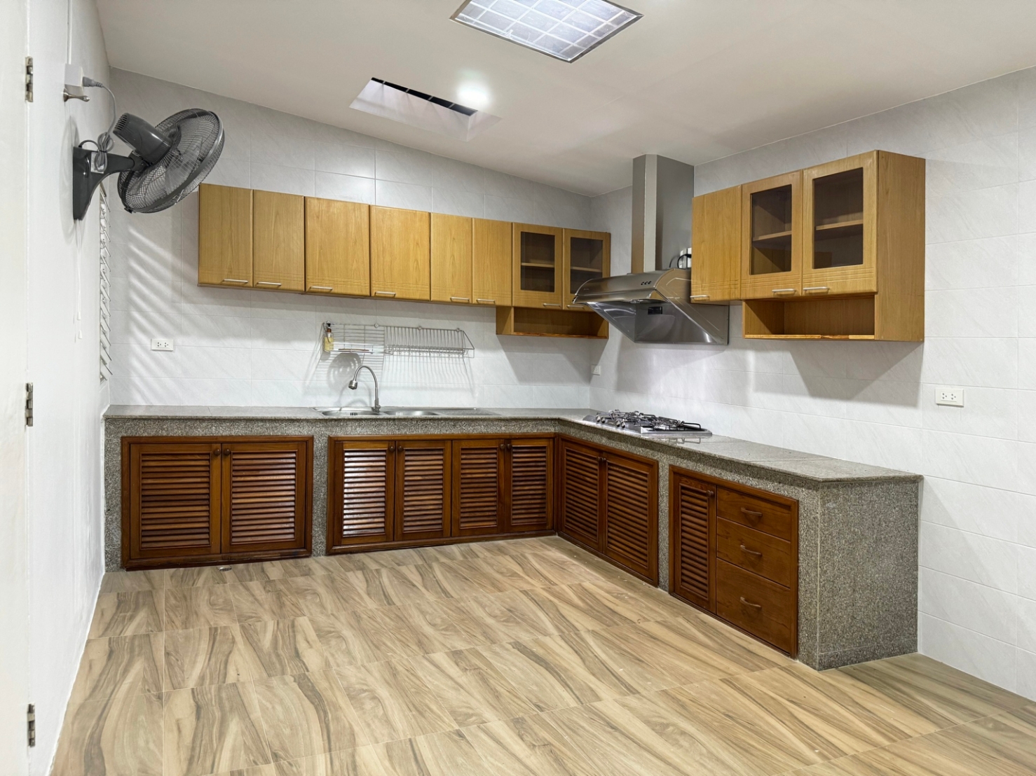 ให้เช่าทาวน์เฮ้าส์ 4 ชั้น หมู่บ้านวราธรวิลล์ พัฒนาการ 44 พร้อมเข้าอยู่ 9 ธ.ค. 68 (N.1394)