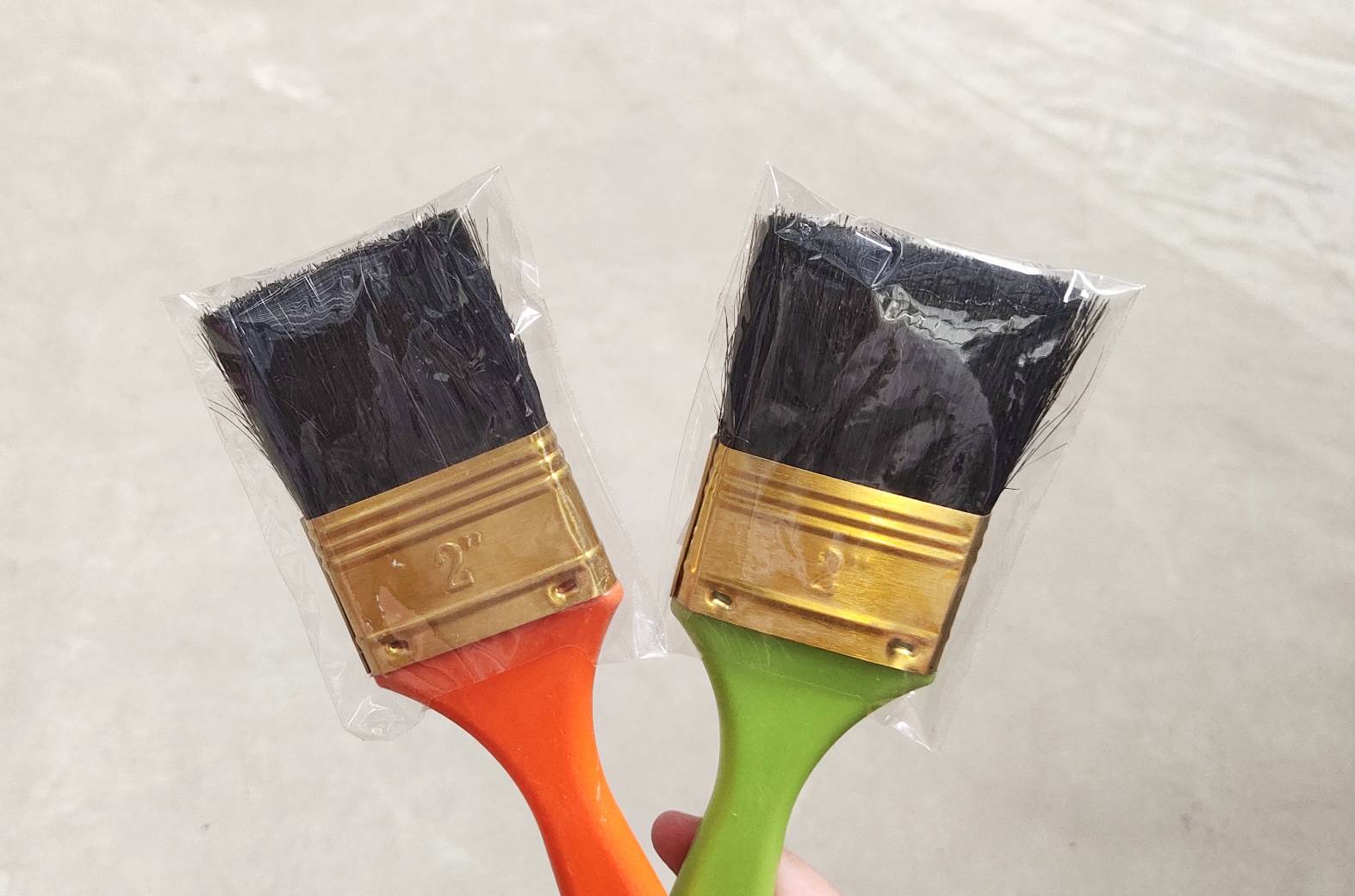 แปรงทาสีขนดำ ทาได้ทั้งสีน้ำเเละสีน้ำมัน ขนาด 2 นิ้ว แบบคละสี