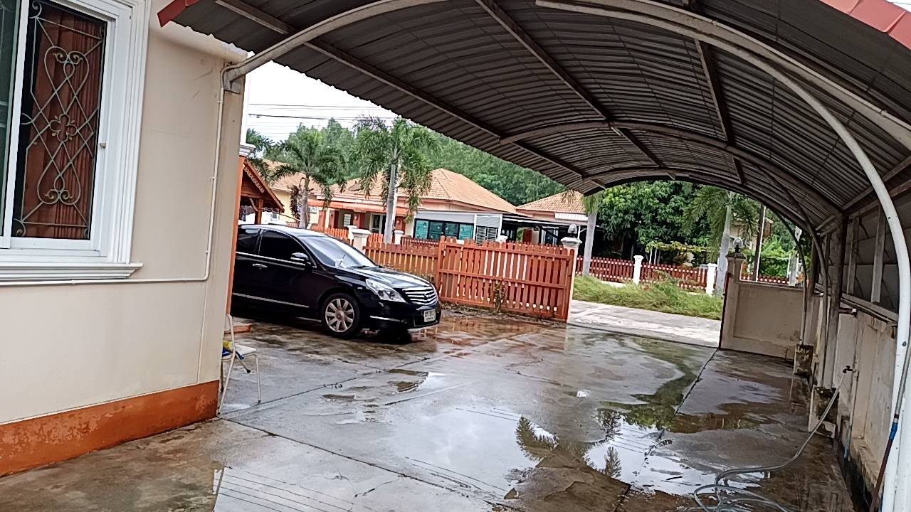 ขายบ้านเดี่ยว พฤกษาแลนด์ หนองชาก บ้านบึง ชลบุรี ราคาดีที่สุดในย่านนี้! เพียง 2.99 ล้านบาท บนพื้นที่กว้างขวางถึง 93.4 ตร.ว. ขนาด 2 ห้องนอน 2 ห้องน้ำ พร้อมห้องครัว ห้องทานข้าว และห้องรับแขก แถมเฟอร์นิเจอร์และแอร์ 2 เครื่อง จอดรถสบายๆ ได้ถึง 7 คัน! (ในบ้าน 4