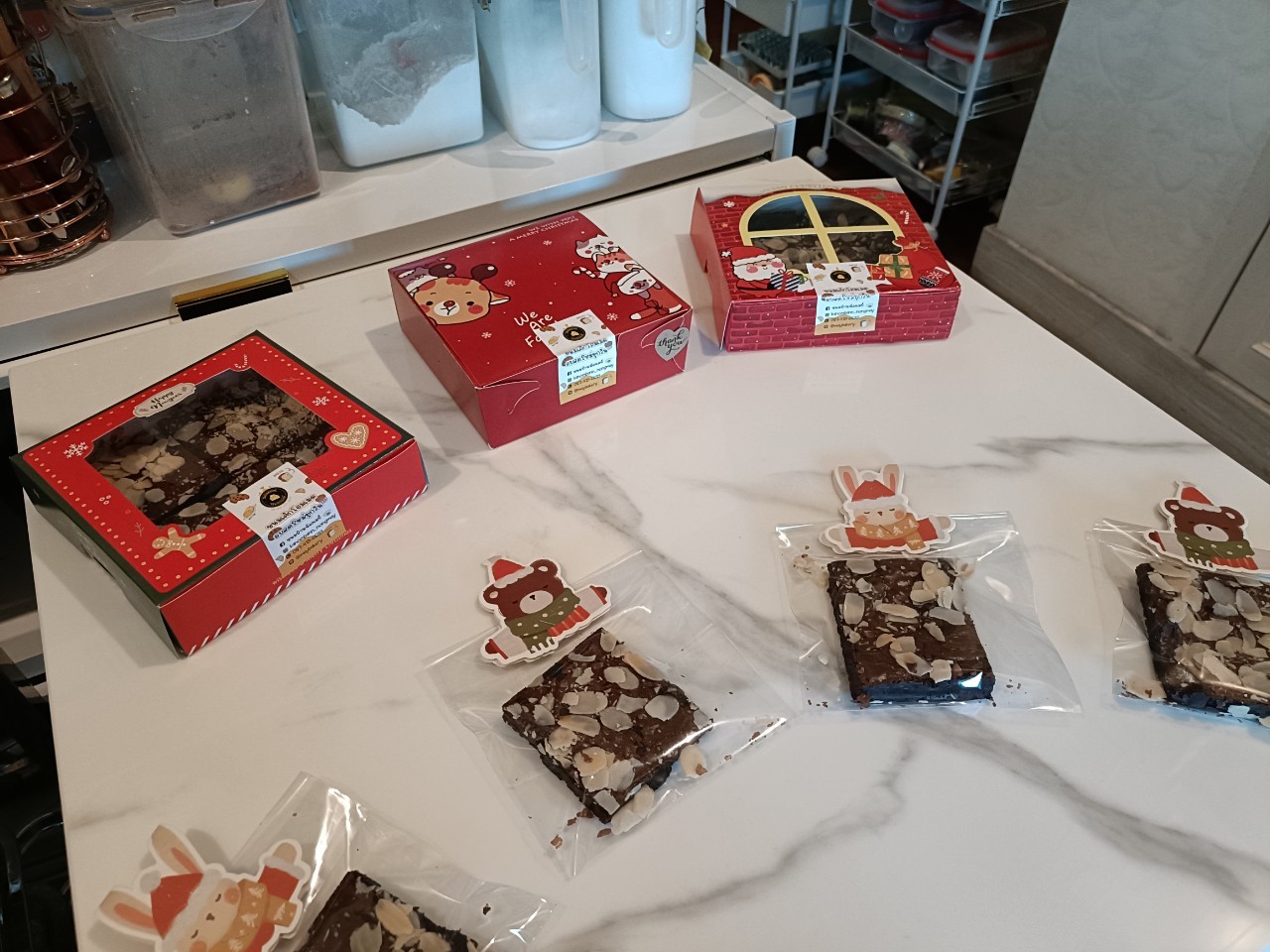 บราวนี่แพคเกจคริสมาสต์ ตกแต่งด้วยอัลมอนด์สไลด์ กล่องละ4ชิ้น ทำจากชอคโกแลตแท้57.9%/ขายแยกชิ้น