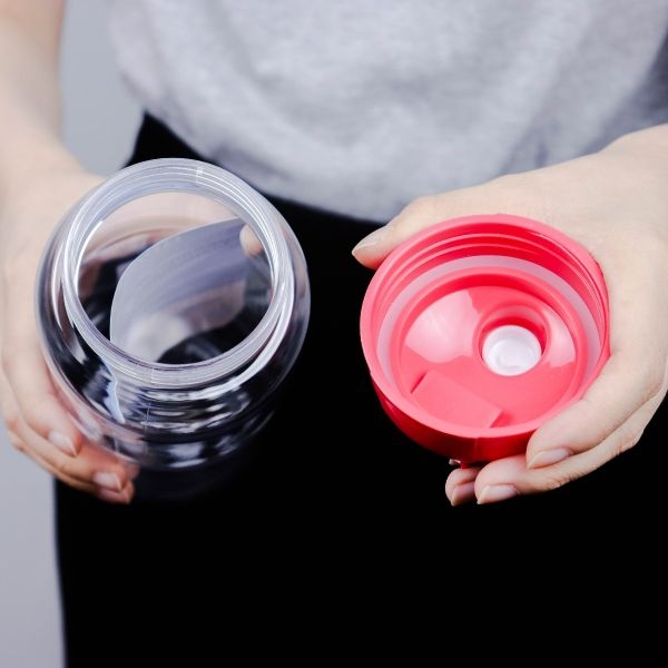 P07842 ขวดน้ำดื่มใส่น้ำร้อนได้ Superlock จุ 1 ลิตร No.5295 (ขนาด 8.5 ซม.(กว้าง) X 8.5 ซม.(ยาว) X 26 ซม.(สูง) ราคาส่งต่อ 12 ใบ :เฉลี่ย 55 บ.ต่อใบ