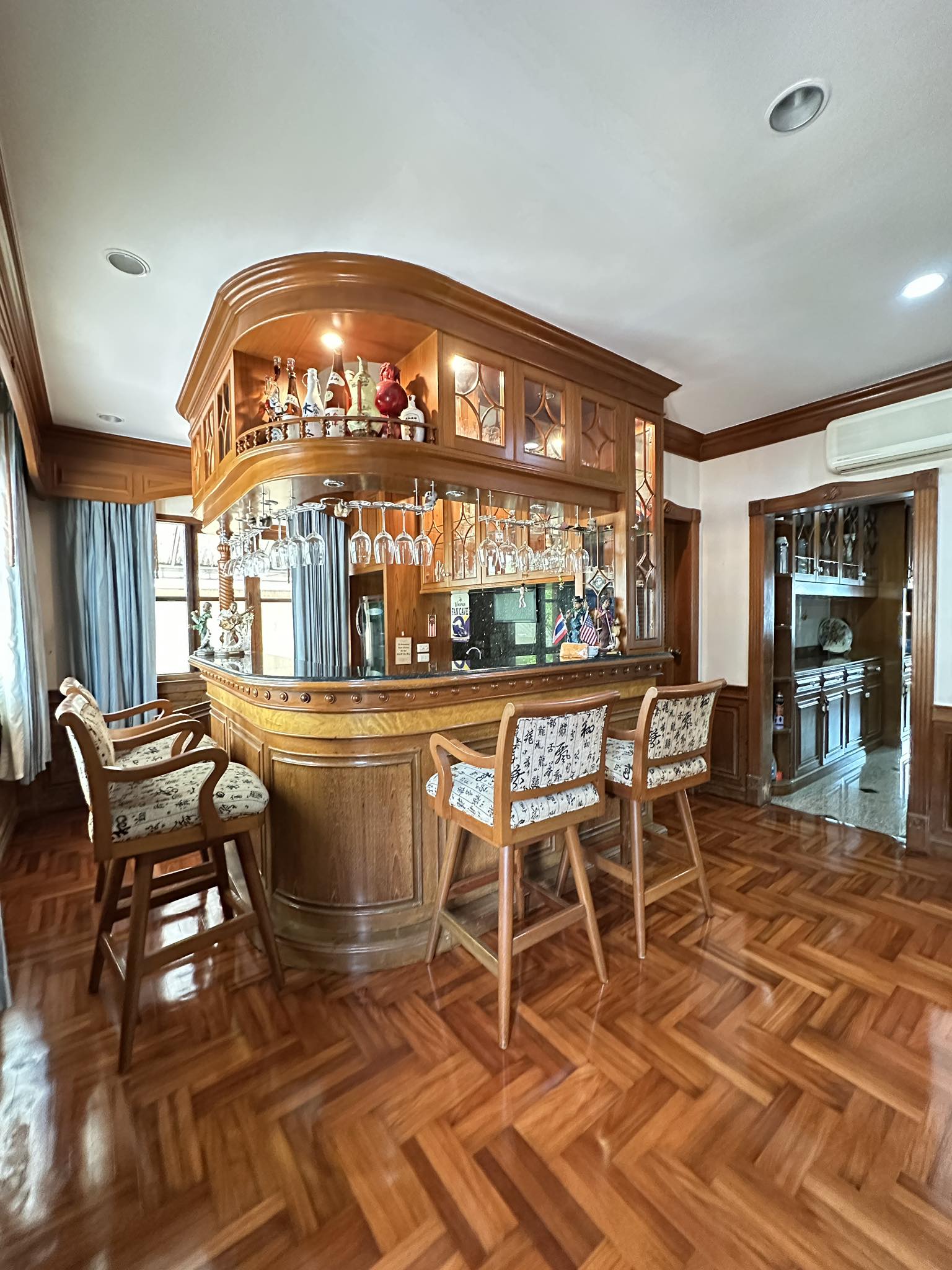 บ้านเดี่ยว ลดาวัลย์ ลากูน รังสิต ปทุมธาณี : Baan Ladawan Lakoon Rangsit คฤหาสน์เศรษฐี รอบล้อมด้วยเลคลากูน บ้านสวยพร้อมอยู่ บิวอินด้วยงานไม้สักทั้งหลัง พื้นที่ใช้สอยกว้างขวาง ตัวบ้านหันหน้าไปทางทิศใต้ ถนนกว้าง หลังบ้านวิวธรรมชาติร่มรื่นเงียบสงบ มีความเป็นส