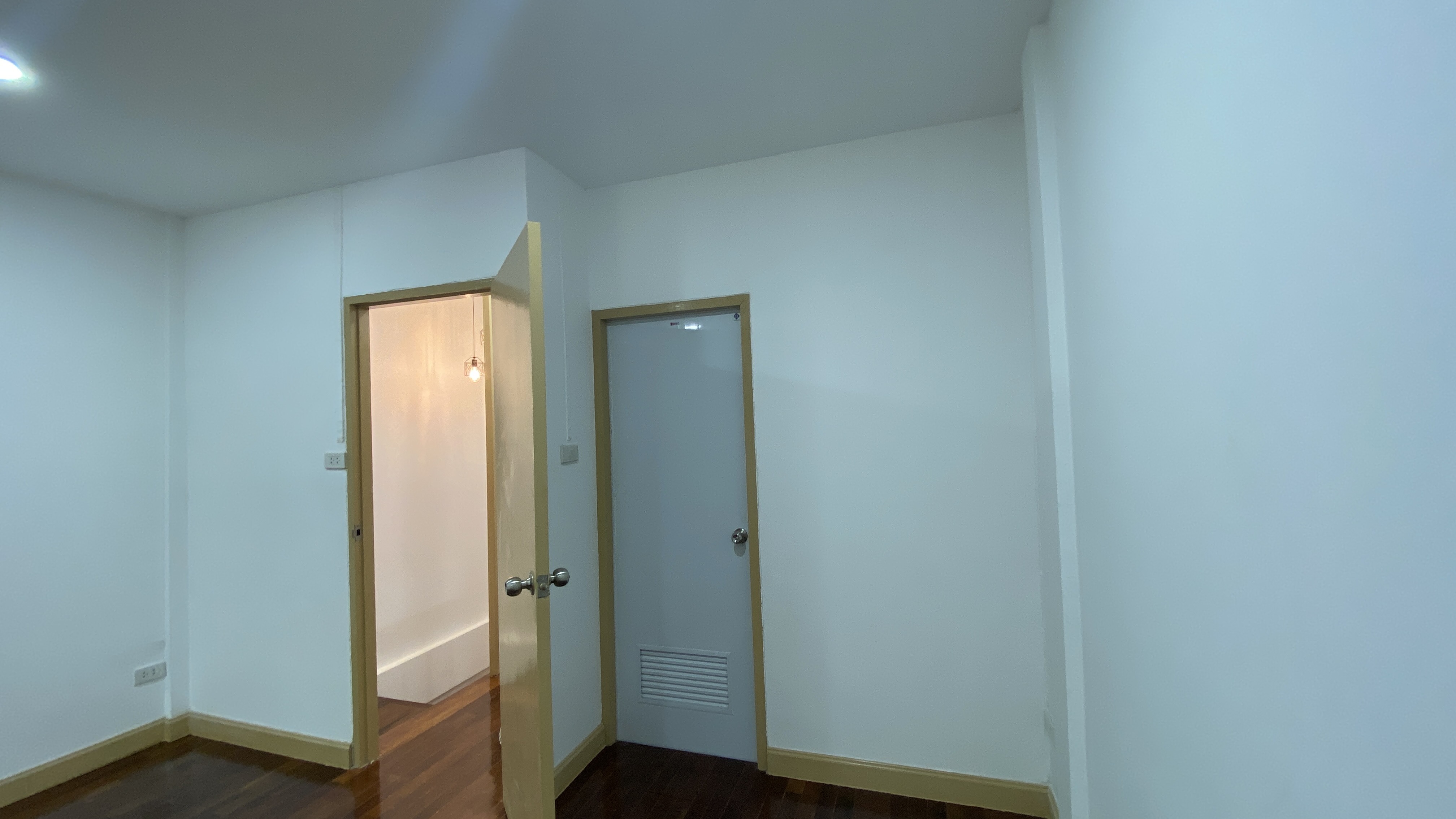 ขายทาวน์เฮ้าส์ 2 ชั้น หมู่บ้านเสนาวิลล่า84 แฮปปี้แลนด์ ใกล้เดอะมอลล์บางกะปิ (N.988)