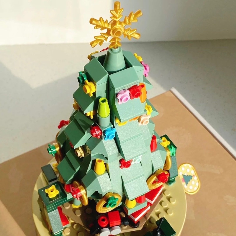 [พร้อมส่ง] Jnihouse : Christmas tree music box (matt green) ตัวต่อต้นคริสต์มาส กล่องดนตรีหมุนได้