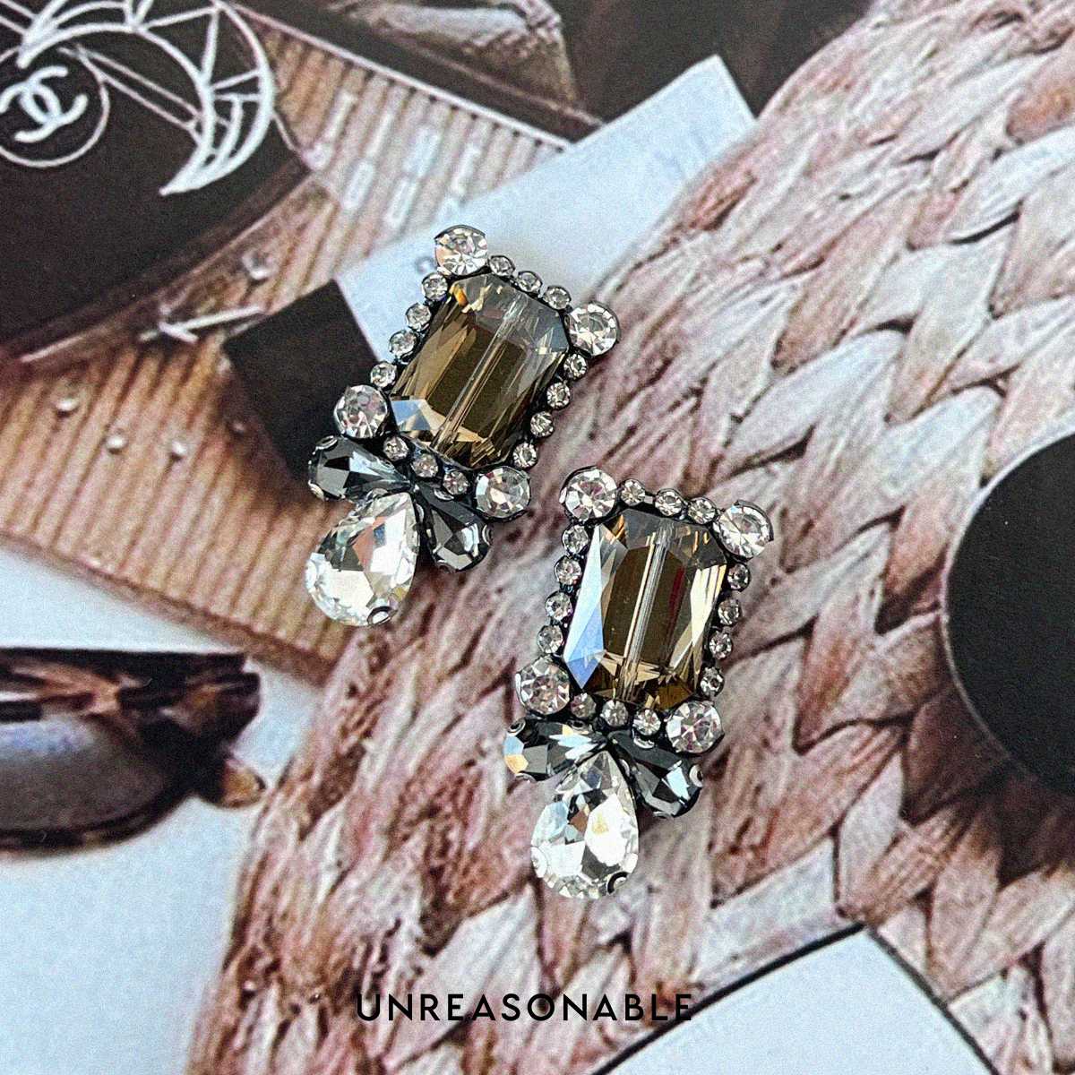 ต่างหูพลอยกระจกสีน้ำตาล Earrings ต่างหูคลิป ต่างหูก้านเงินแท้ UA0607-02 Unreasonable Accessories