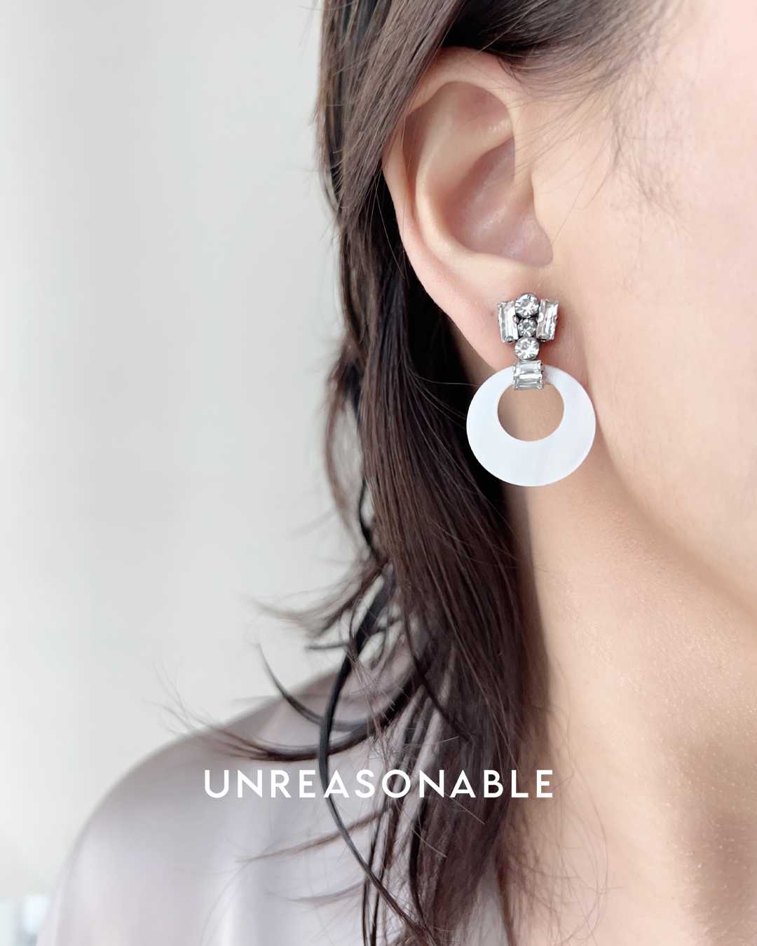 ต่างหู Drop สีขาว ต่างหูคลิป ต่างหูก้านเงินแท้ น้ำหนักเบา สวยใส่สบาย UA0791-01 Unreasonable Accessories