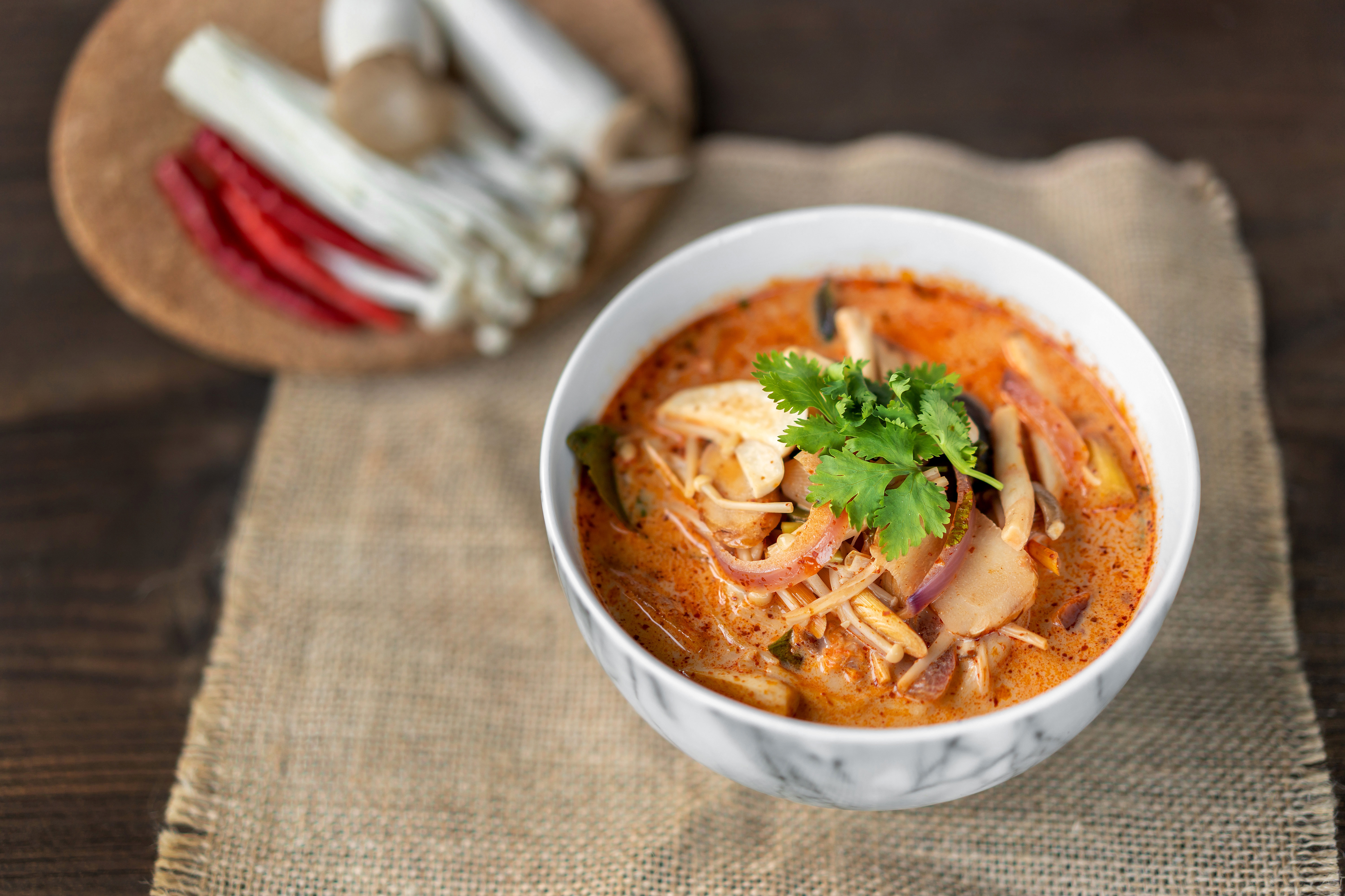 ต้มยำเห็ดรวมน้ำข้นสูตรมังสวิรัติ เมนูยอดฮิตประจำร้านโซวีแกนสาขาเยาวราช (ถนนเจริญกรุง) 