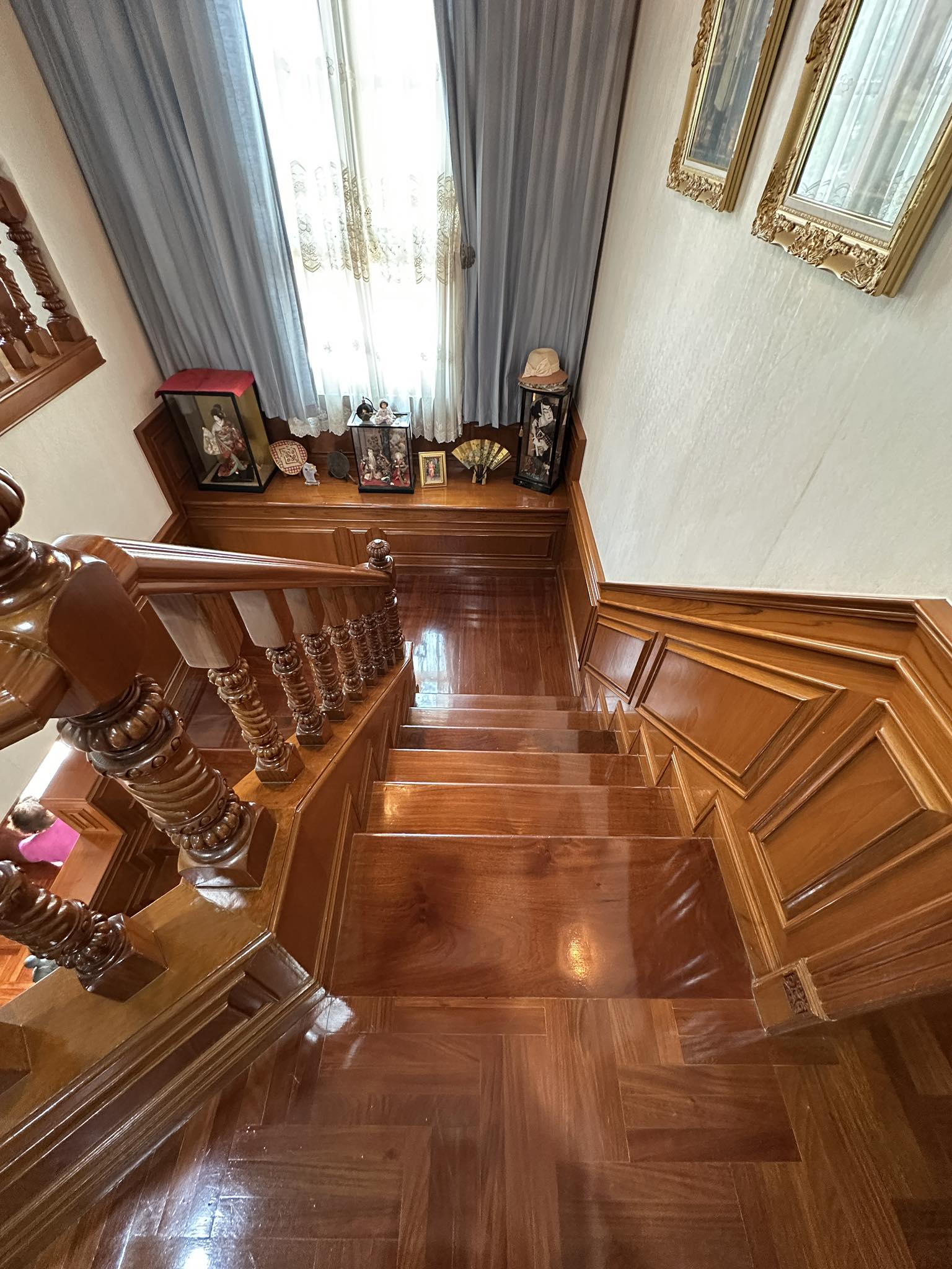 บ้านเดี่ยว ลดาวัลย์ ลากูน รังสิต ปทุมธาณี : Baan Ladawan Lakoon Rangsit คฤหาสน์เศรษฐี รอบล้อมด้วยเลคลากูน บ้านสวยพร้อมอยู่ บิวอินด้วยงานไม้สักทั้งหลัง พื้นที่ใช้สอยกว้างขวาง ตัวบ้านหันหน้าไปทางทิศใต้ ถนนกว้าง หลังบ้านวิวธรรมชาติร่มรื่นเงียบสงบ มีความเป็นส