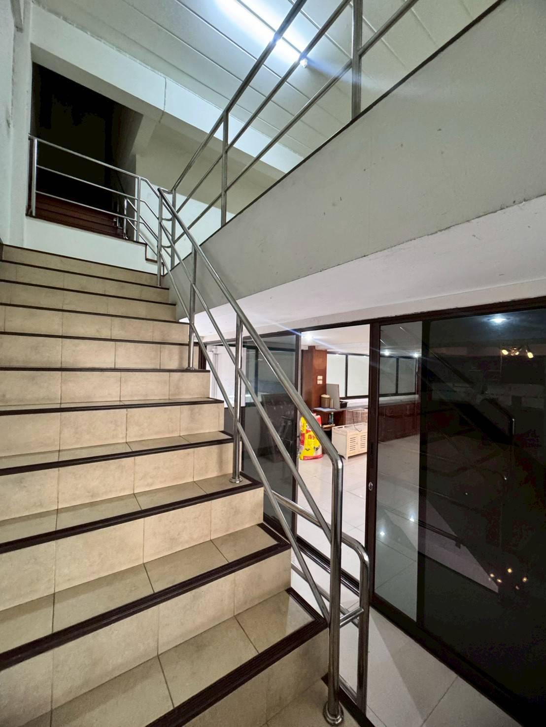 ให้เช่าอาคารพาณิชย์หลังมุม 2 คูหา 4 ชั้น ถนนอุดมสุข ทำเลดี (N.1865)