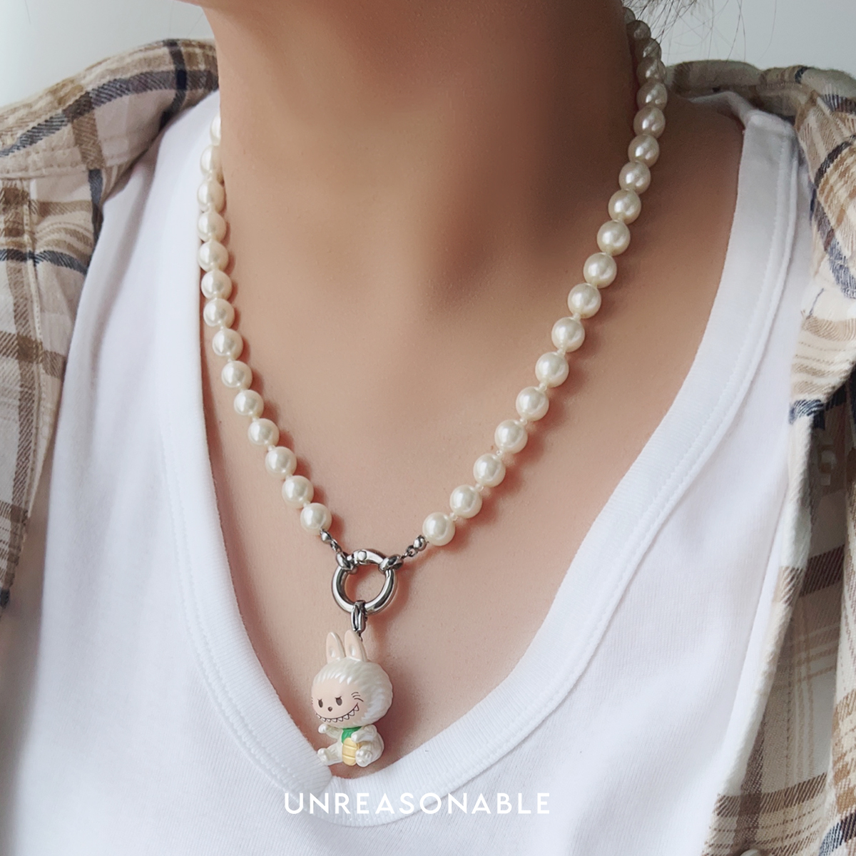 สร้อยคอมุกแก้ว 8 mm. สลับหินสีเหลืองอ่อน POP BEAN พร้อม จี้ Labubu UA1005-12 Unreasonable Accessories